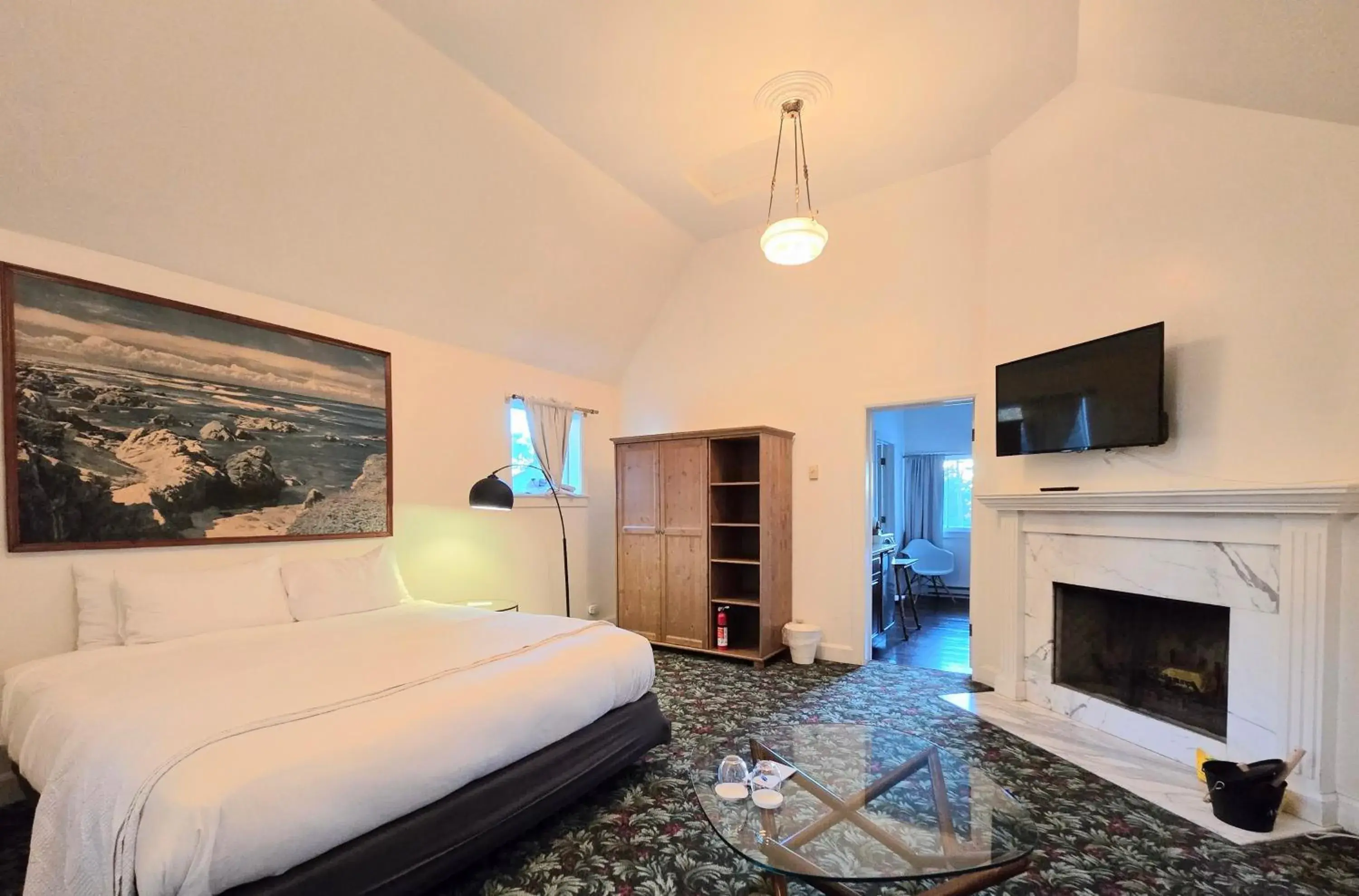 Deluxe Double Room in Dennen's Victorian Farmhouse Deluxe Double Room in Dennen's Victorian Farmhouse