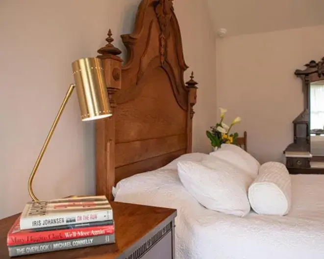 Queen Studio in Dennen's Victorian Farmhouse Queen Studio in Dennen's Victorian Farmhouse