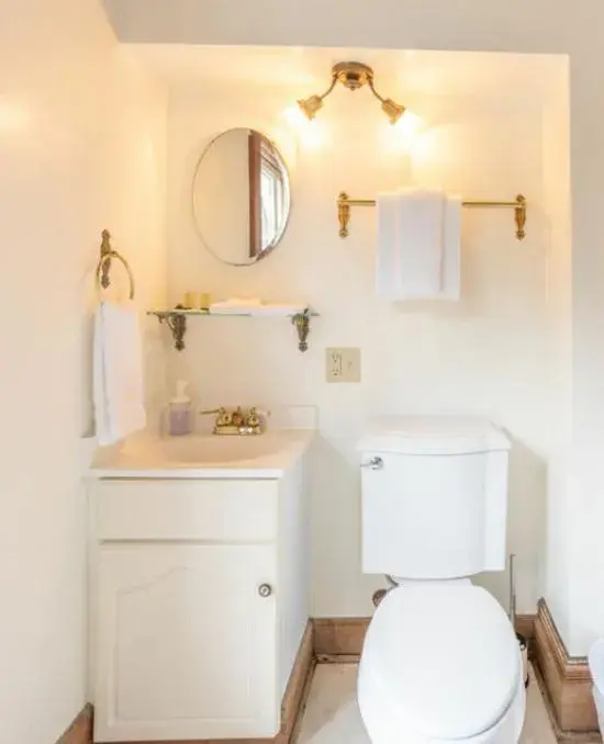 King Studio in Dennen's Victorian Farmhouse King Studio in Dennen's Victorian Farmhouse