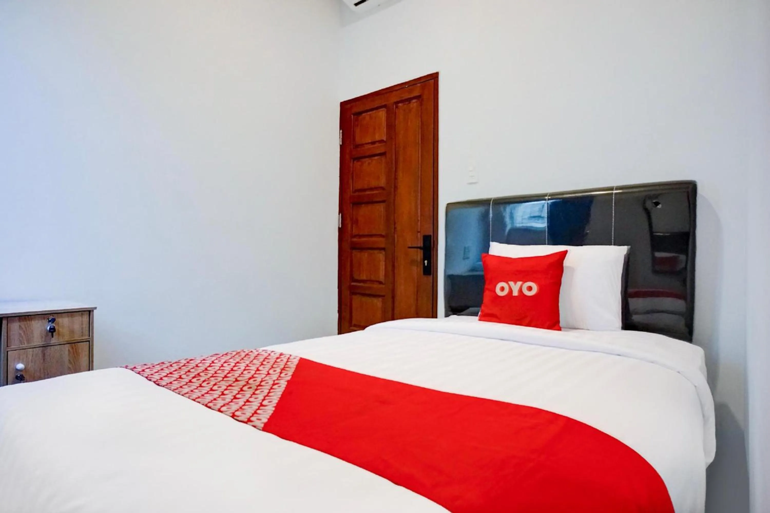 Photo of the whole room, Bed in Collection O Almasarra Residence Near Ring Road Medan