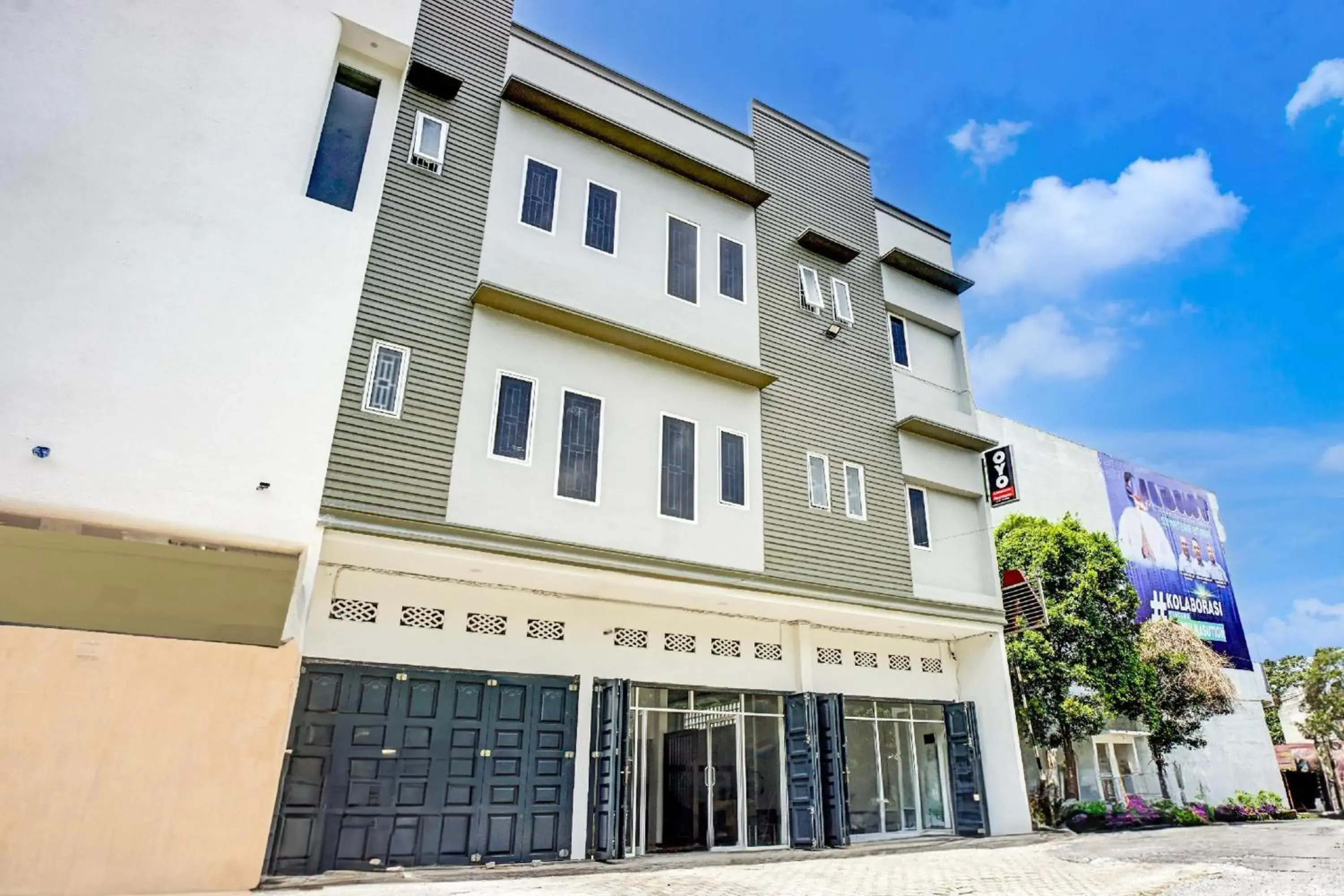 Facade/entrance in Collection O Almasarra Residence Near Ring Road Medan Facade/entrance in Collection O Almasarra Residence Near Ring Road Medan