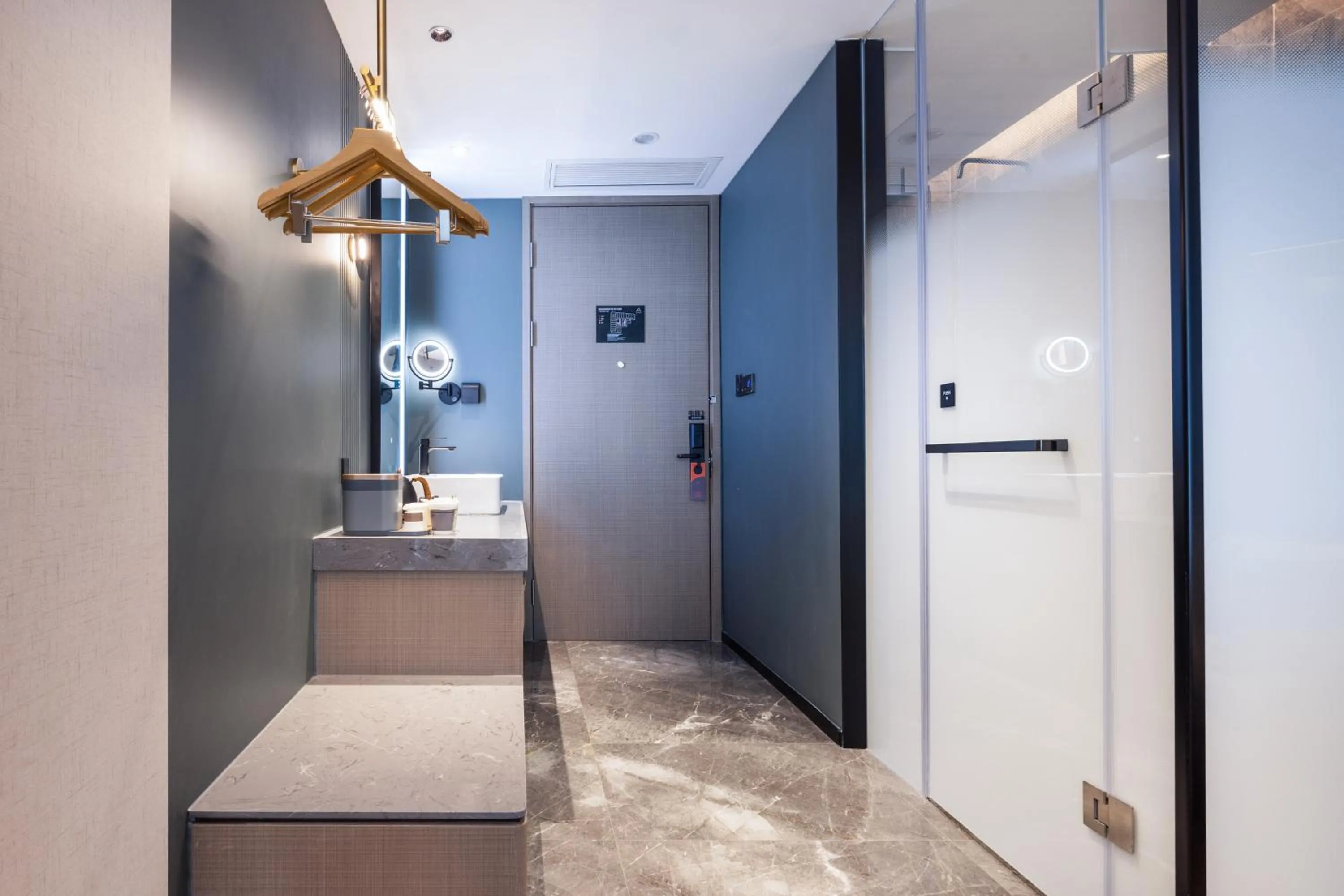 wardrobe in Atour S Hotel Shenzhen Nanshan Science and Technology Park Aote Coxing