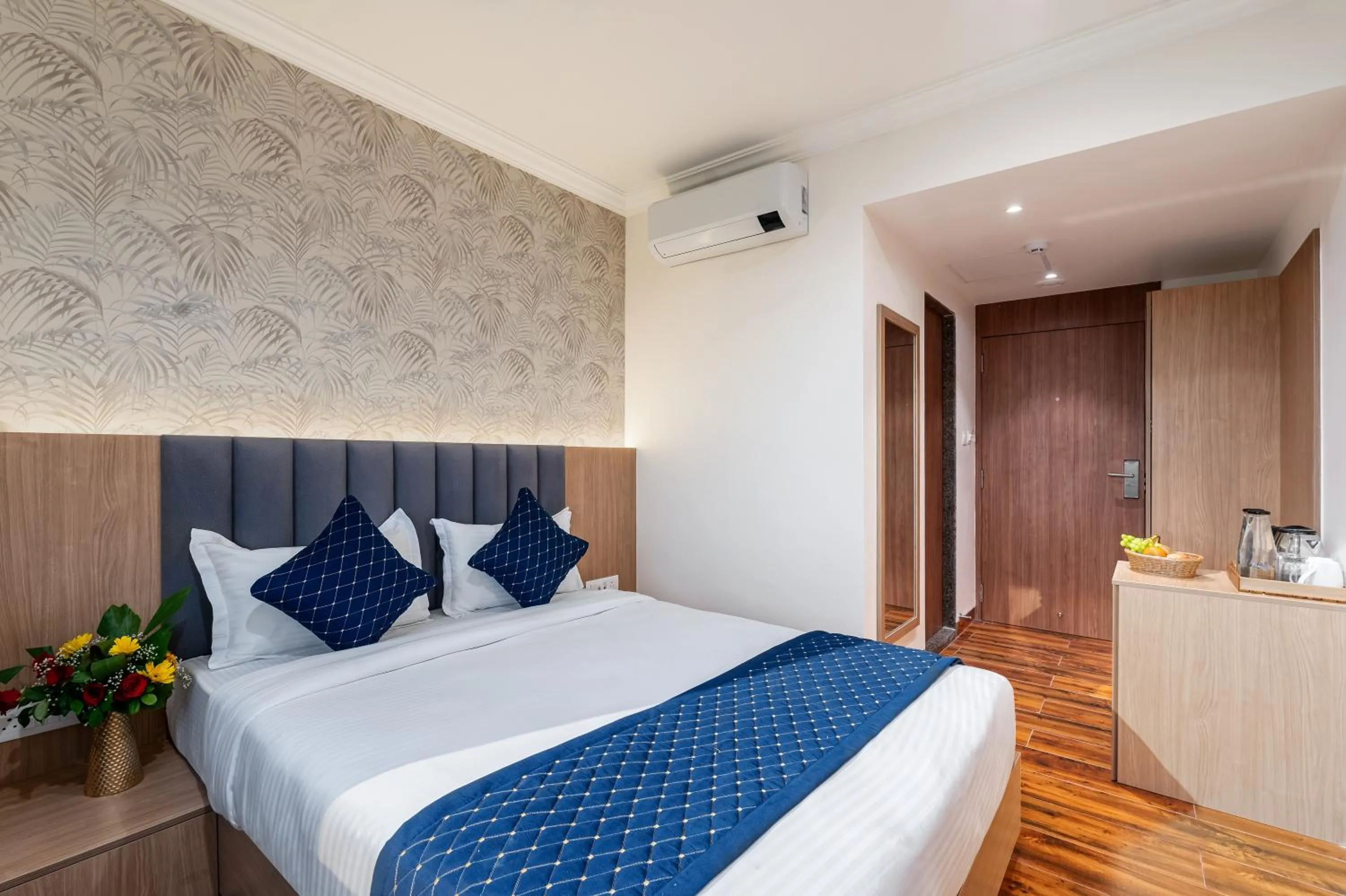 Photo of the whole room, Bed in Sinclairs Udaipur