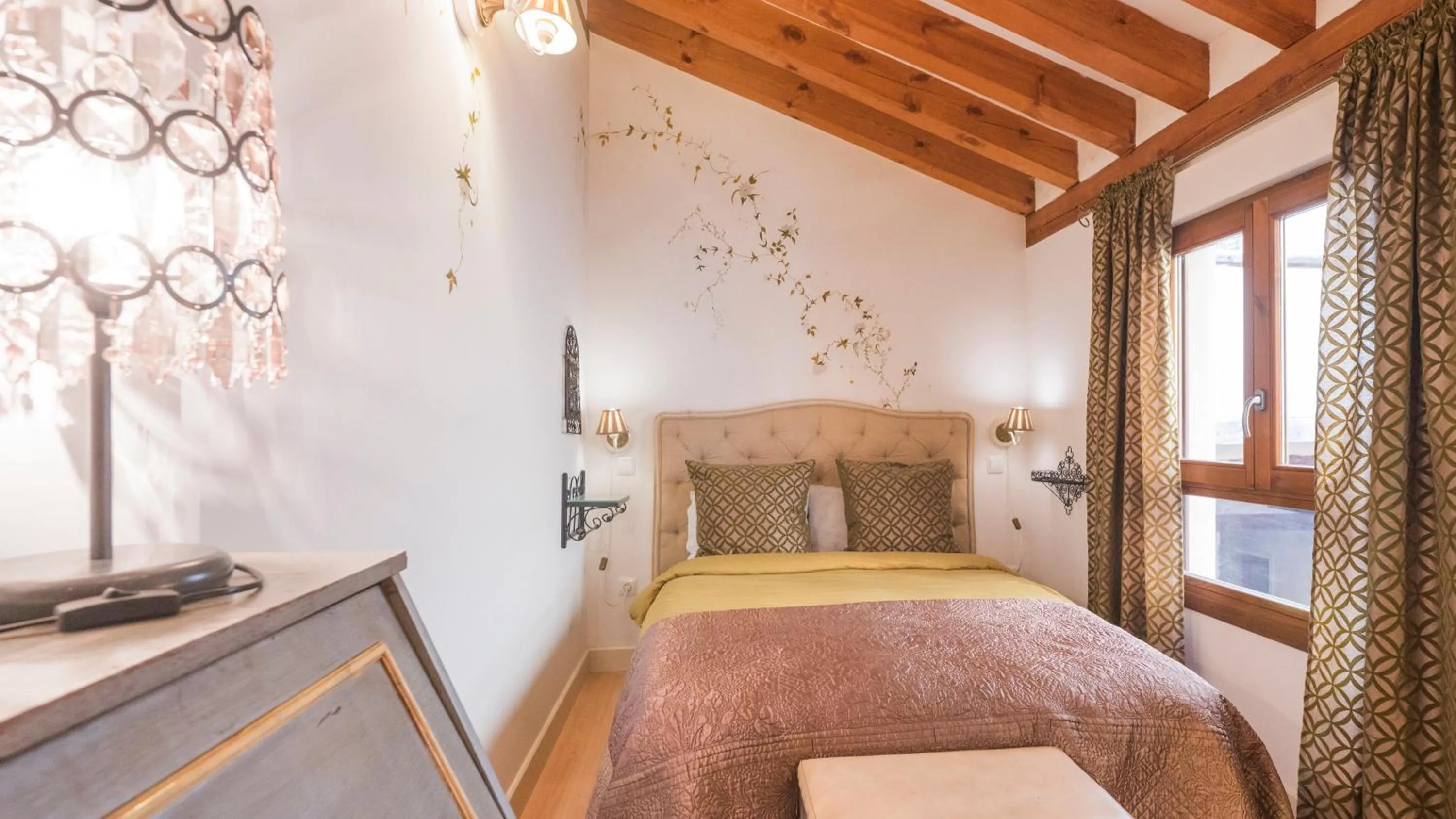 Bed in El Capricho de Toledo