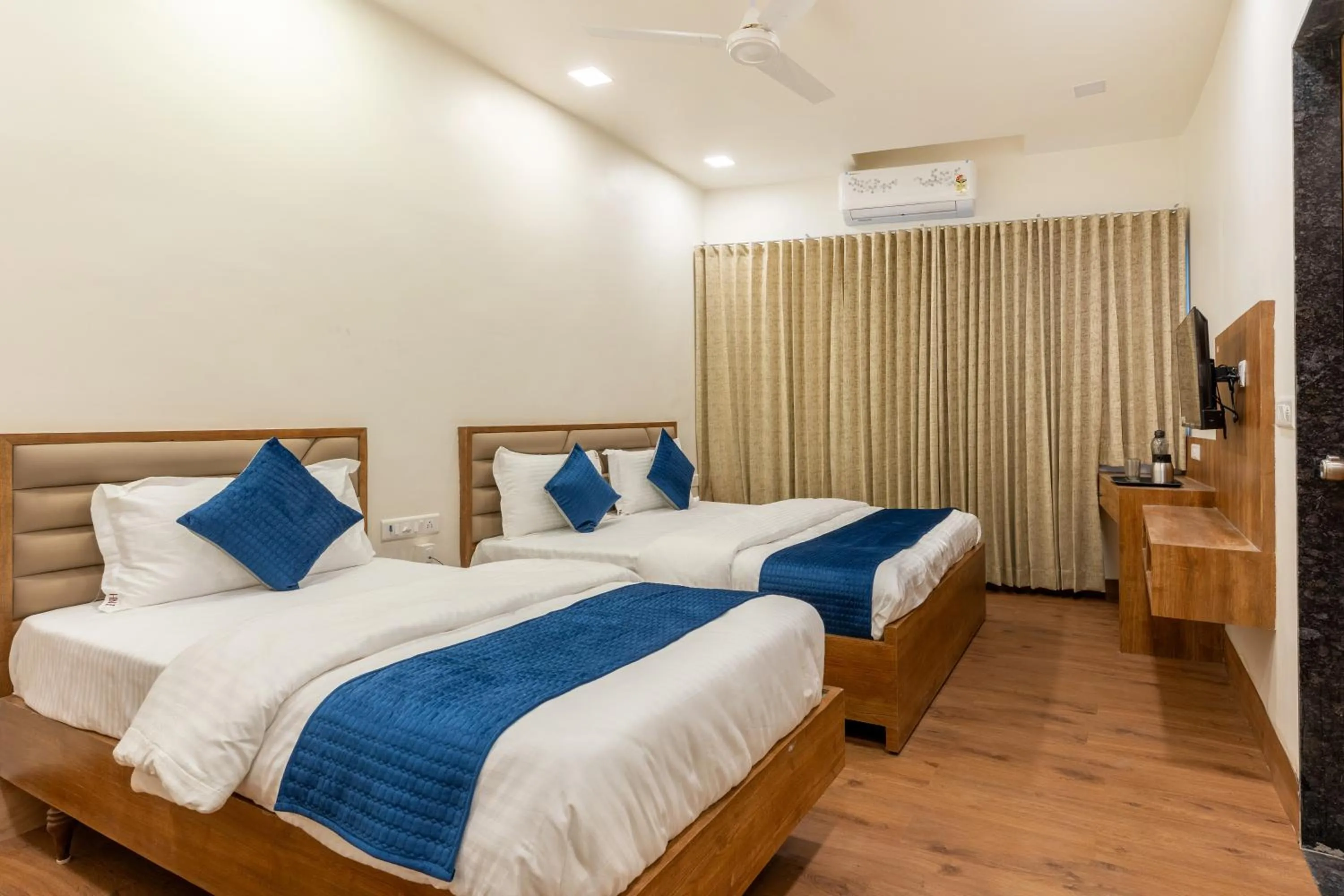 Bed in Hotel Noble Inn, Ahmedabad