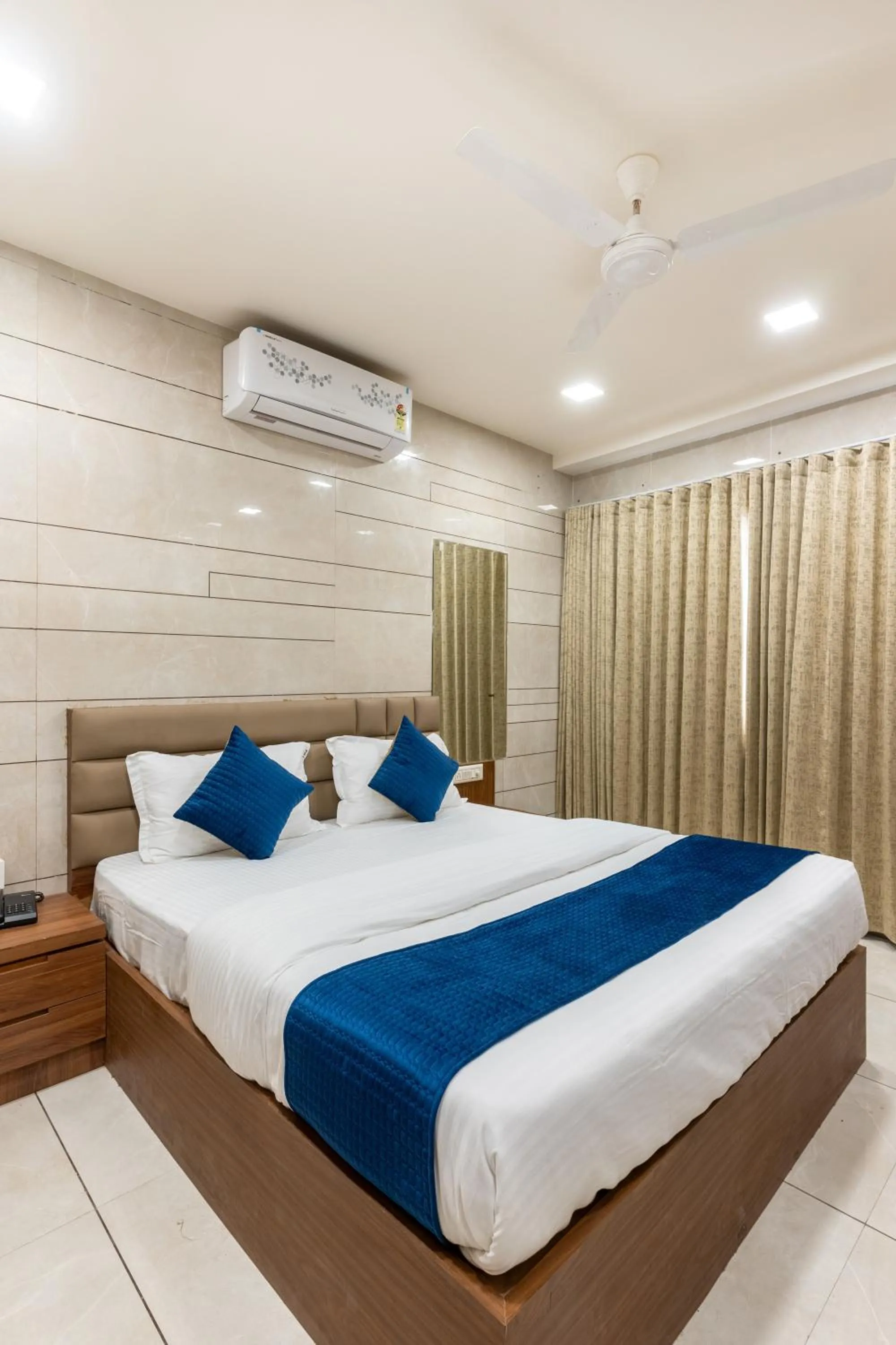 Bed in Hotel Noble Inn, Ahmedabad