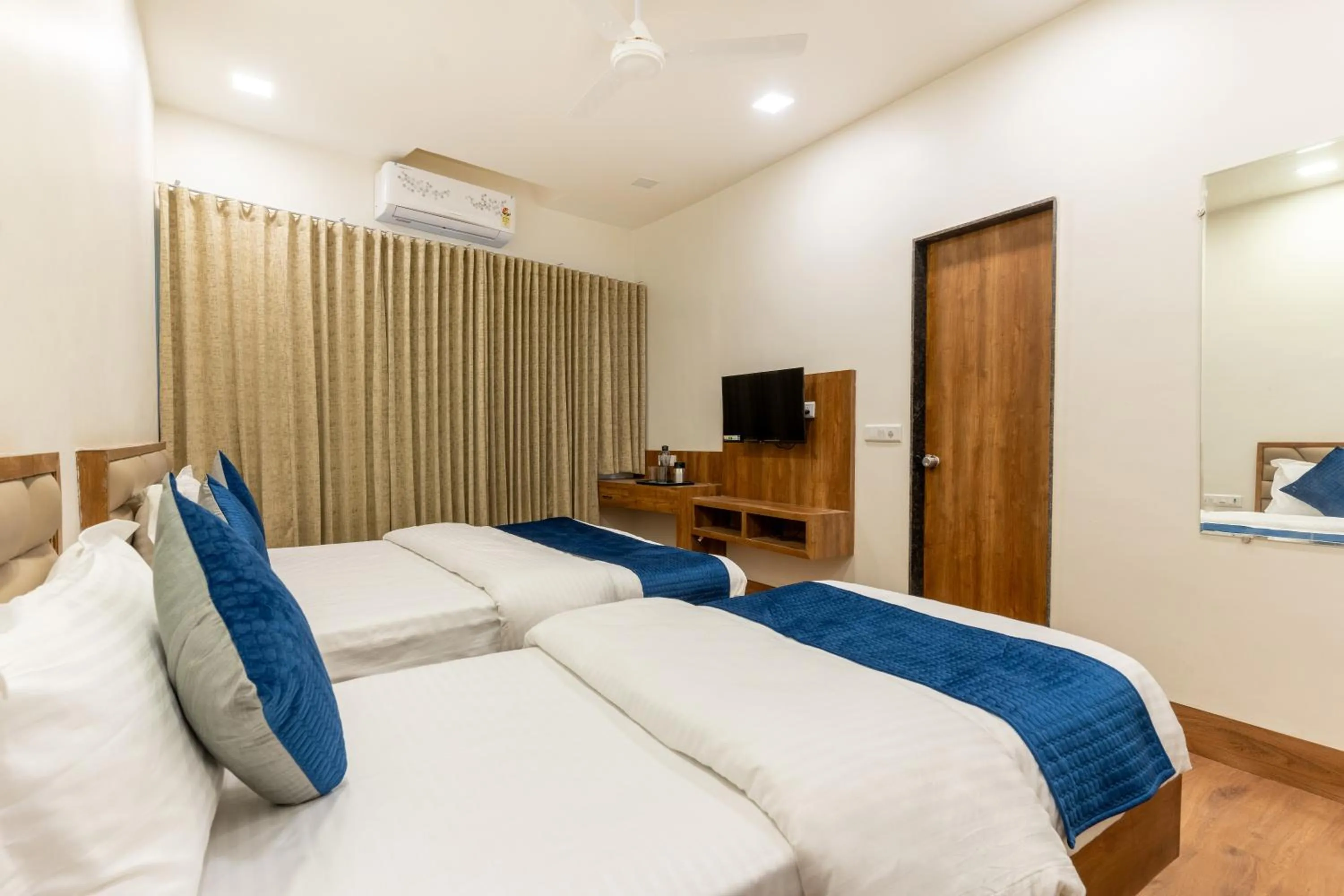 Bed in Hotel Noble Inn, Ahmedabad