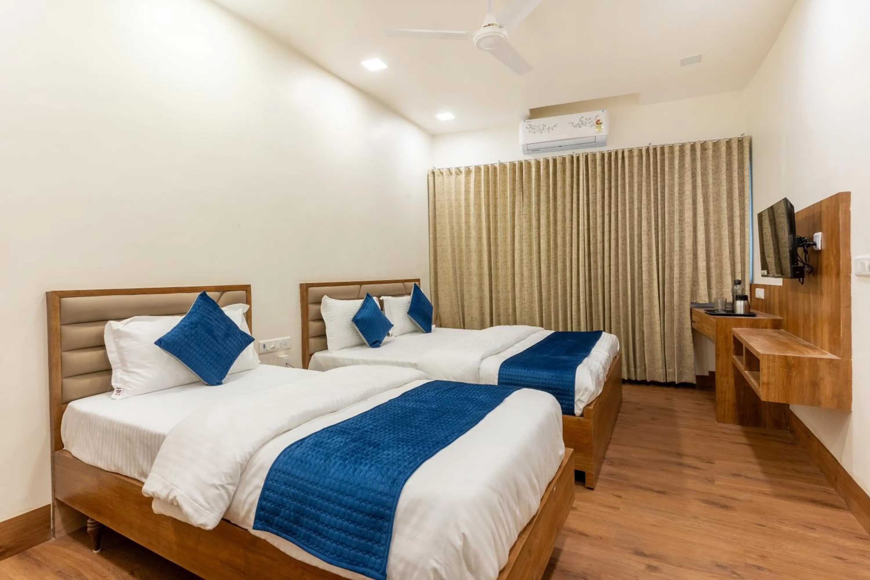 Bed in Hotel Noble Inn, Ahmedabad