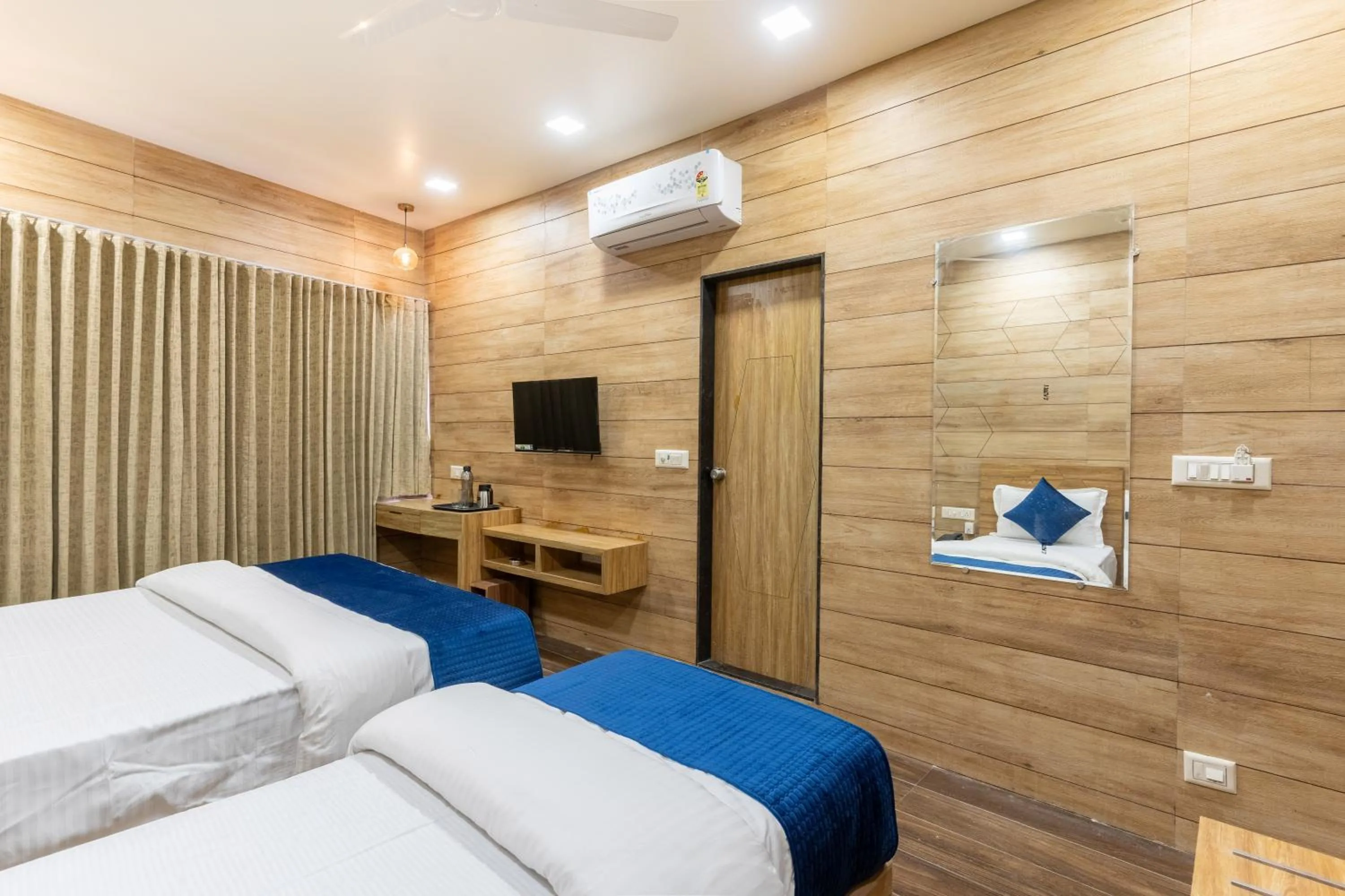 TV and multimedia, Bed in Hotel Noble Inn, Ahmedabad