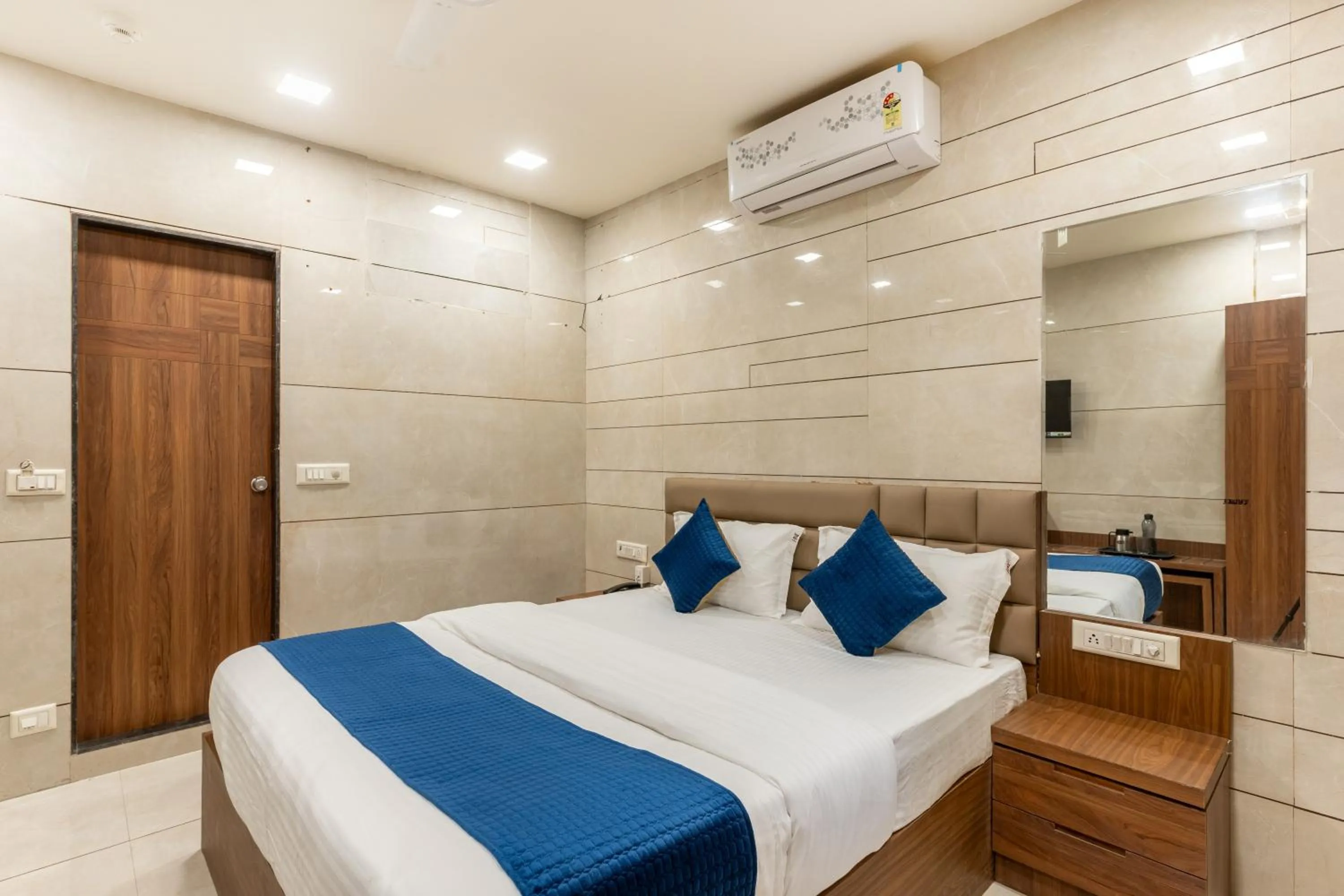TV and multimedia, Bed in Hotel Noble Inn, Ahmedabad