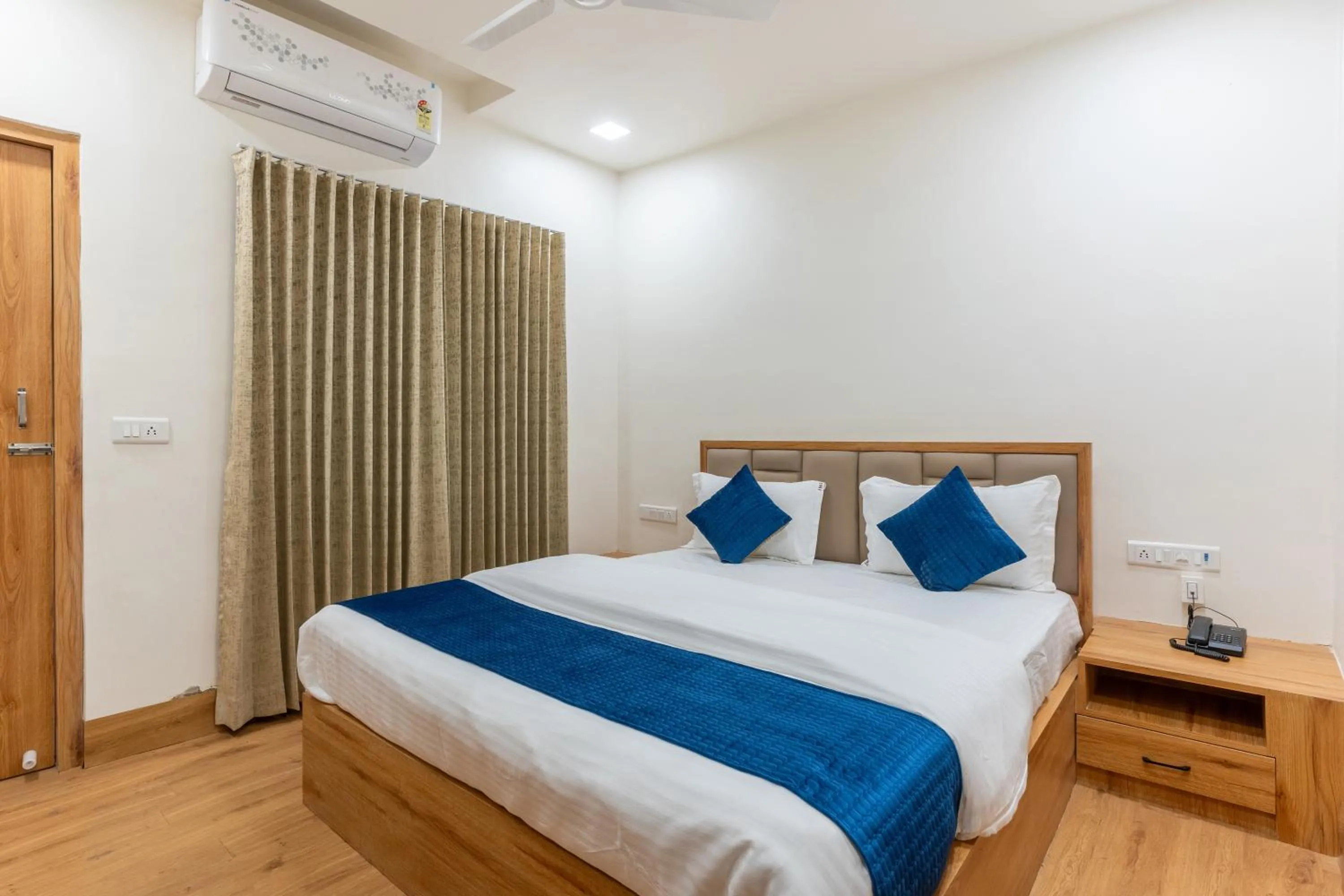 Bed in Hotel Noble Inn, Ahmedabad