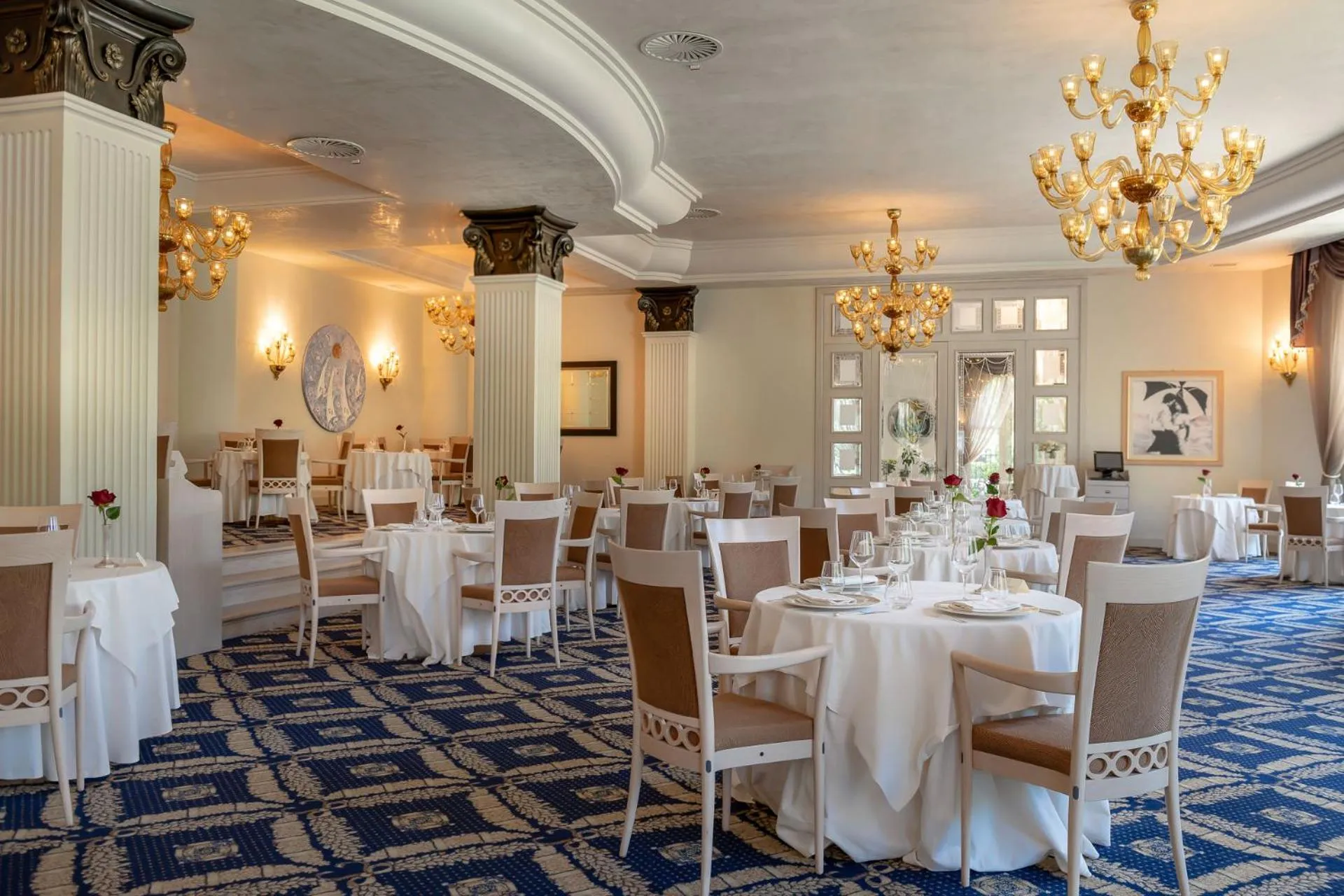 Restaurant/places to eat in Palace Hotel