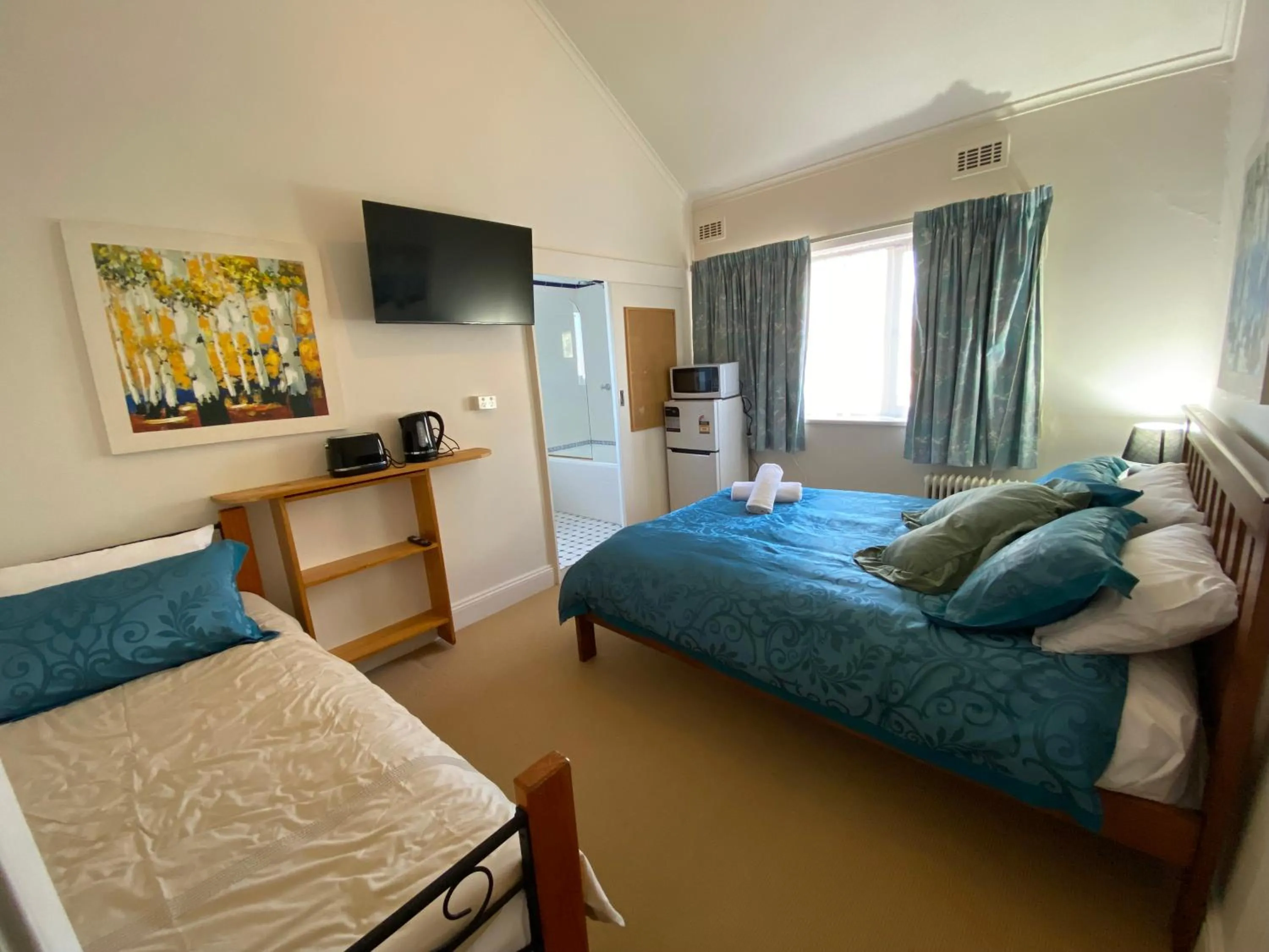 Deluxe Triple Room in Ellstanmor Guesthouse Cooma