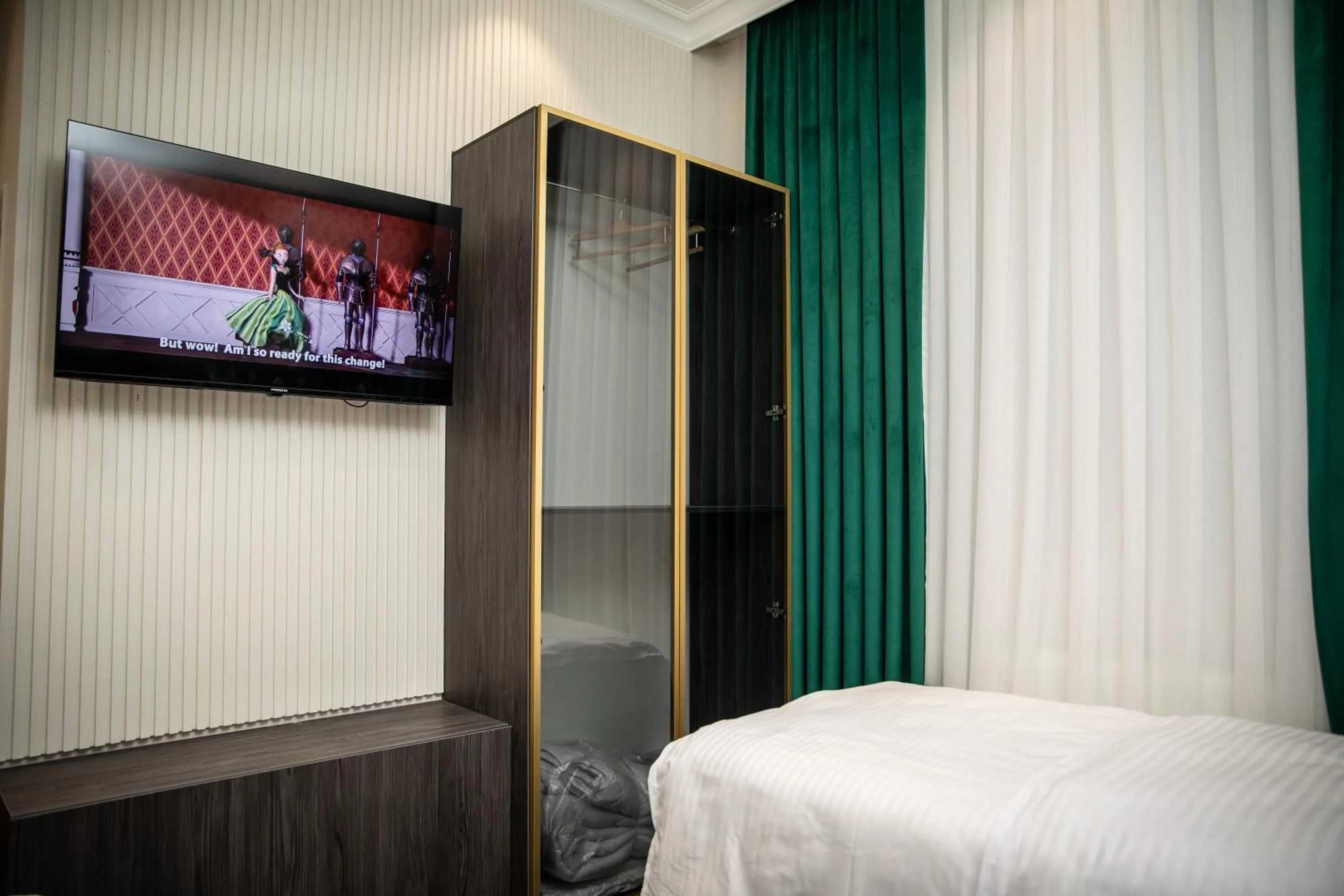 Communal lounge/ TV room, Bed in Qadim Hotel