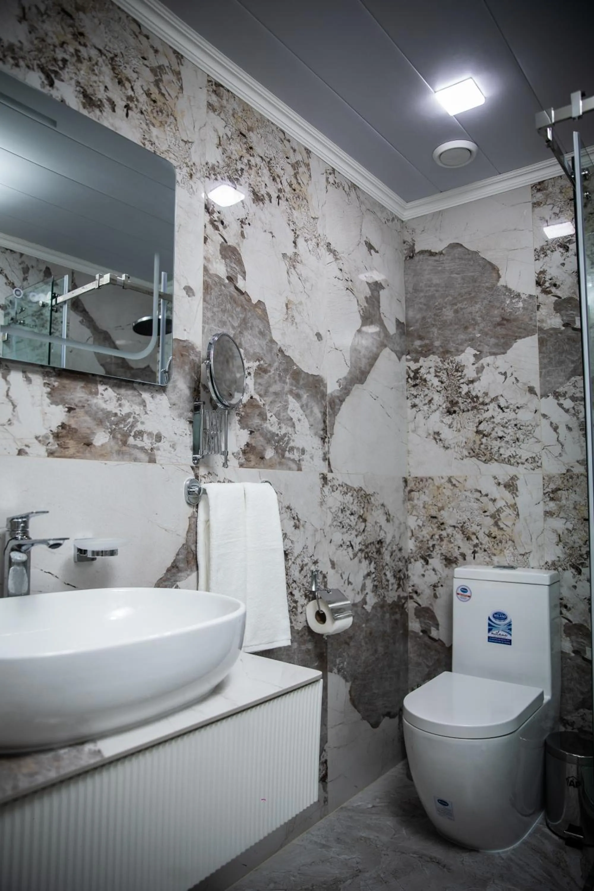 Shower in Qadim Hotel