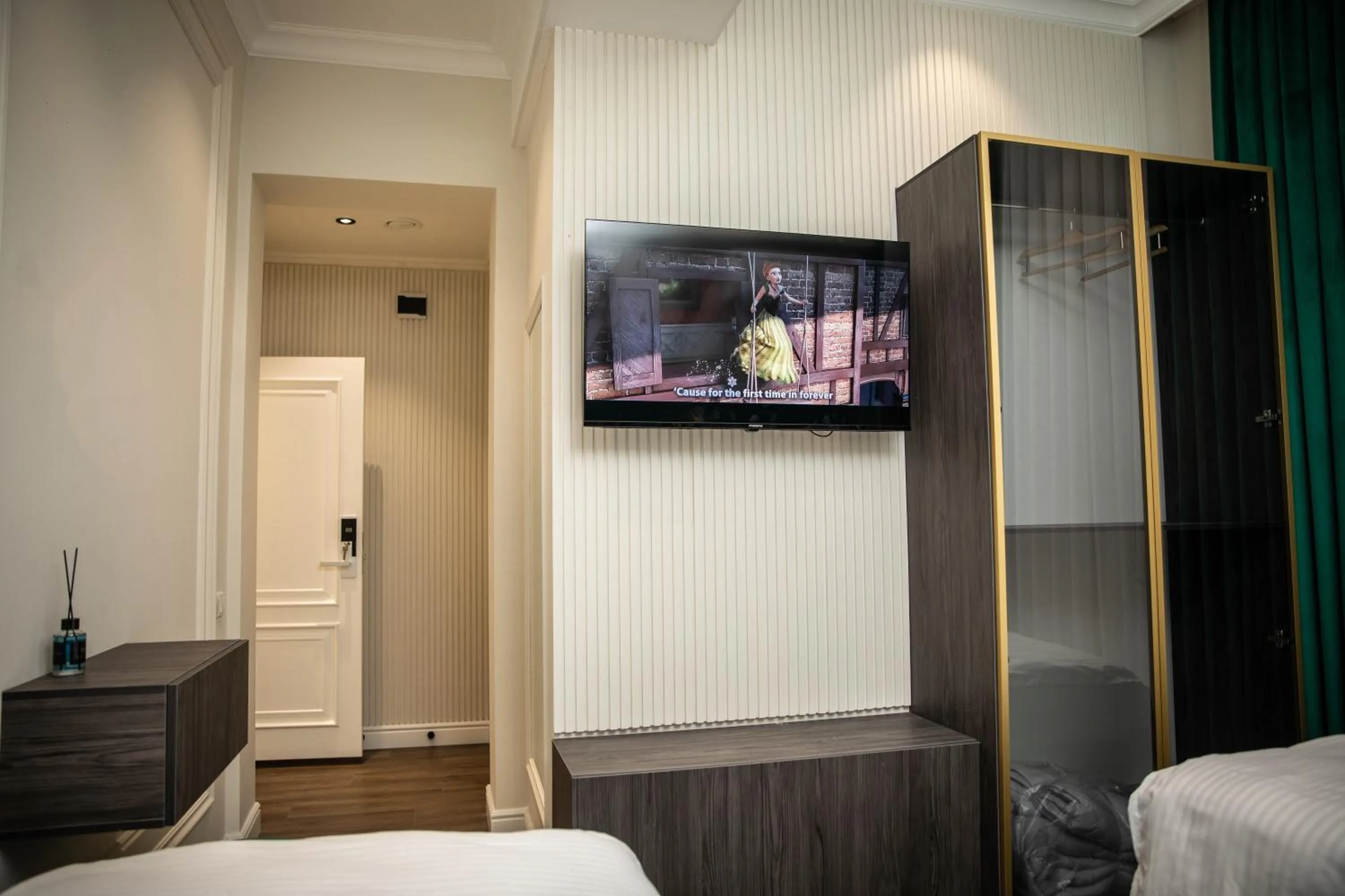 Communal lounge/ TV room, Bed in Qadim Hotel