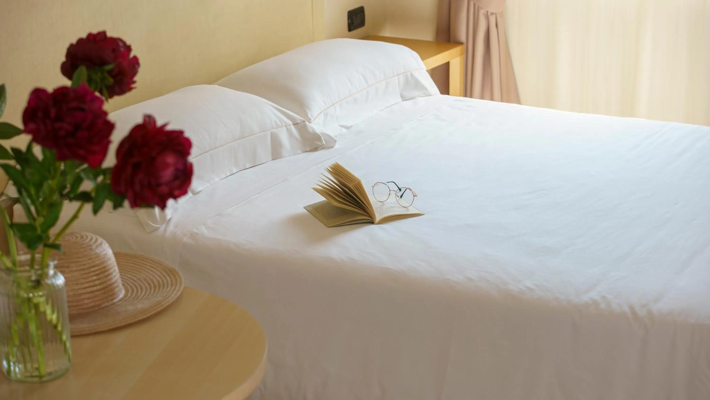 Bed in Bes Hotel Villa Zoia