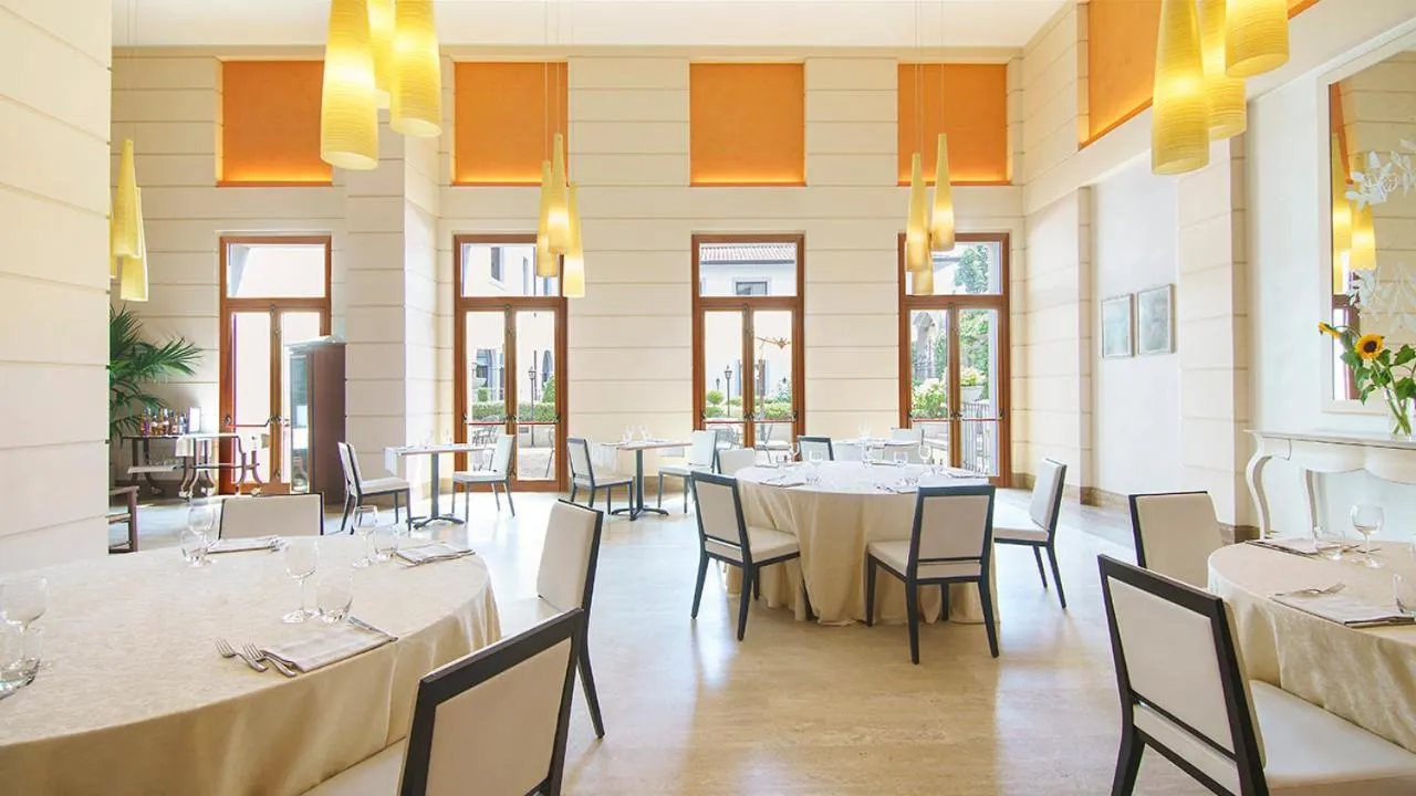 Restaurant/places to eat in Bes Hotel Villa Zoia