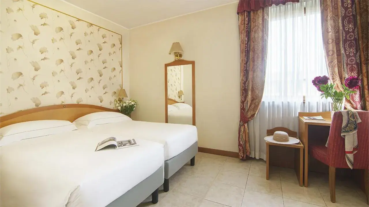Classic Triple Room in Bes Hotel Villa Zoia Classic Triple Room in Bes Hotel Villa Zoia