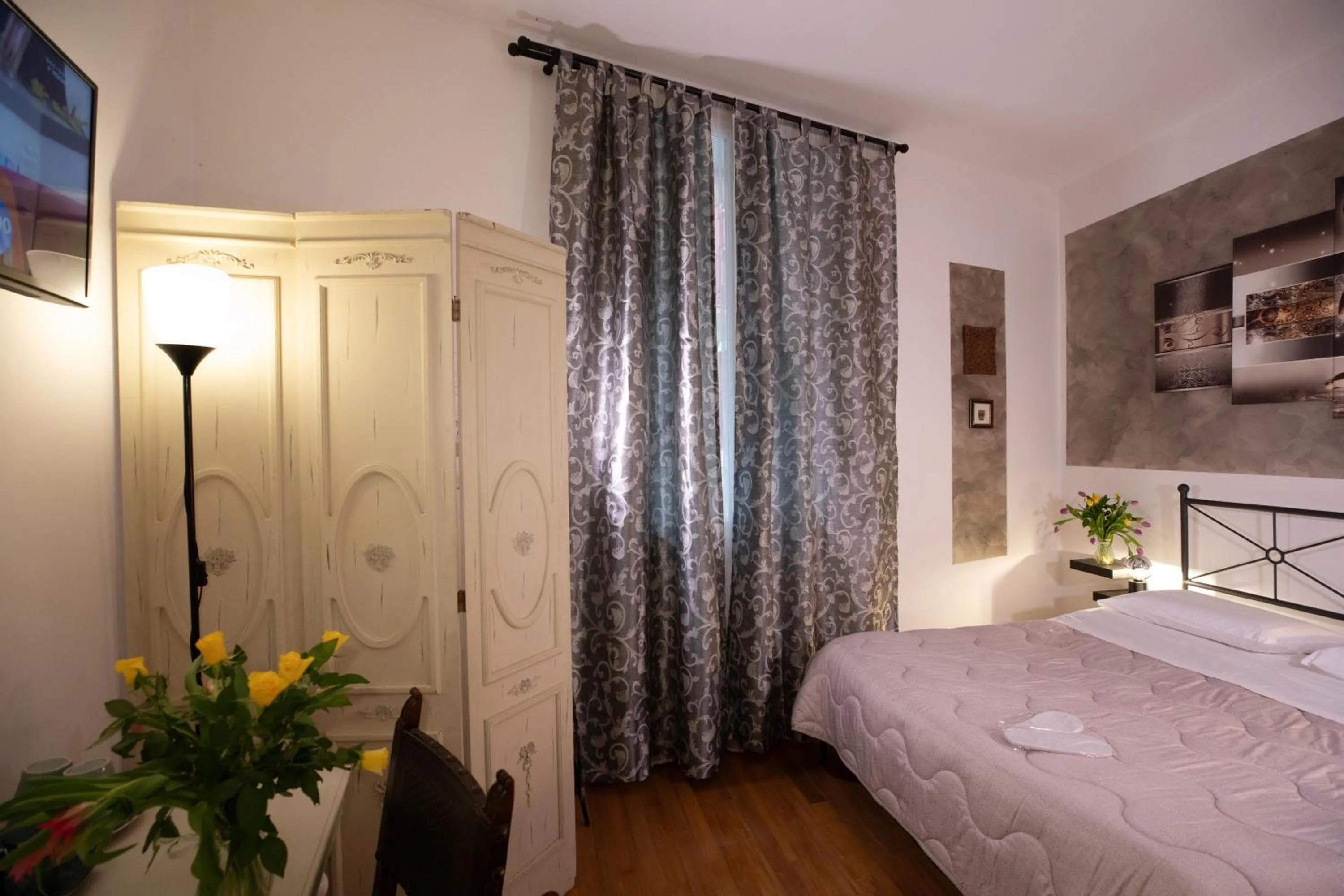 Bedroom, Bed in Like Romeo Suites