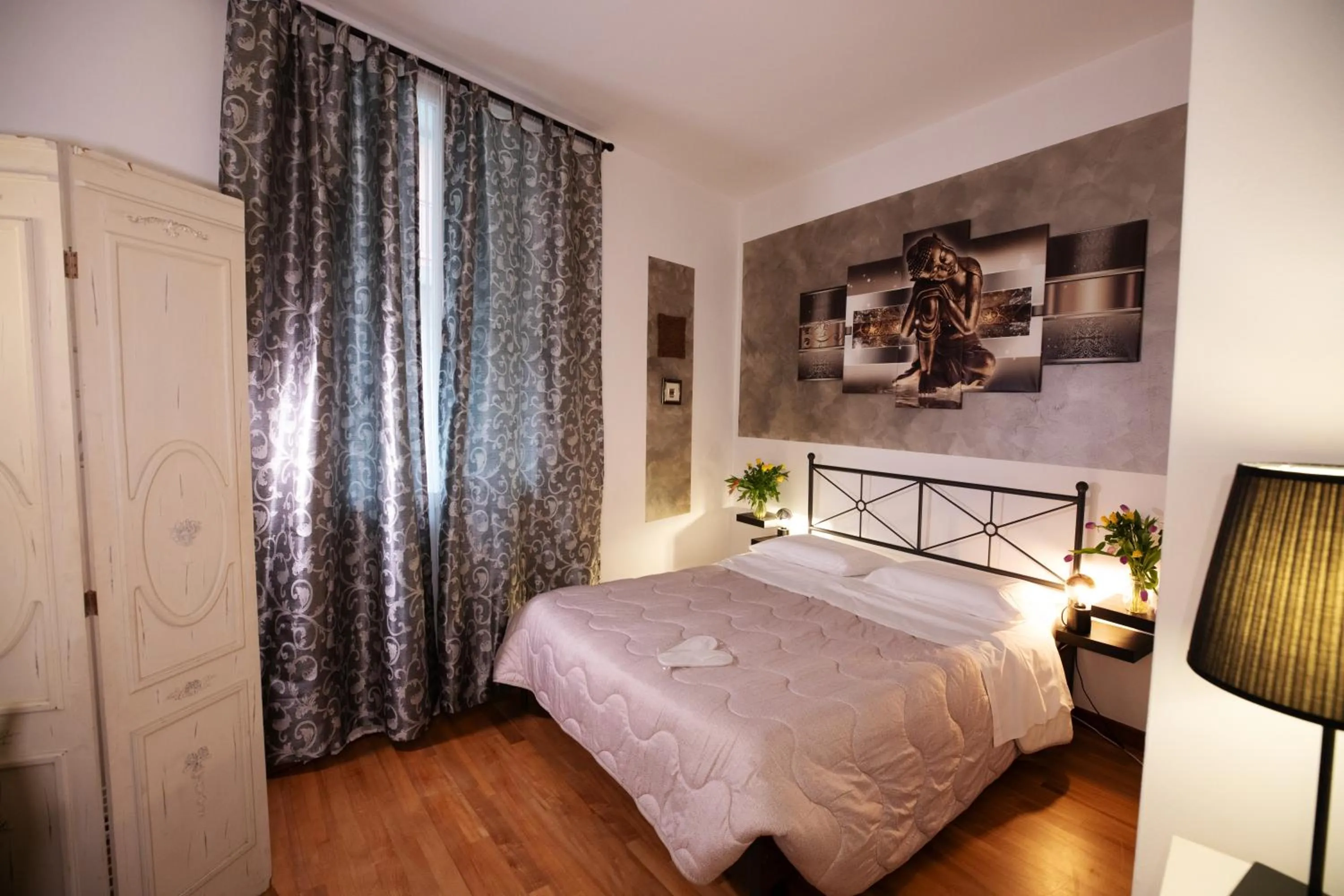 Bedroom, Bed in Like Romeo Suites