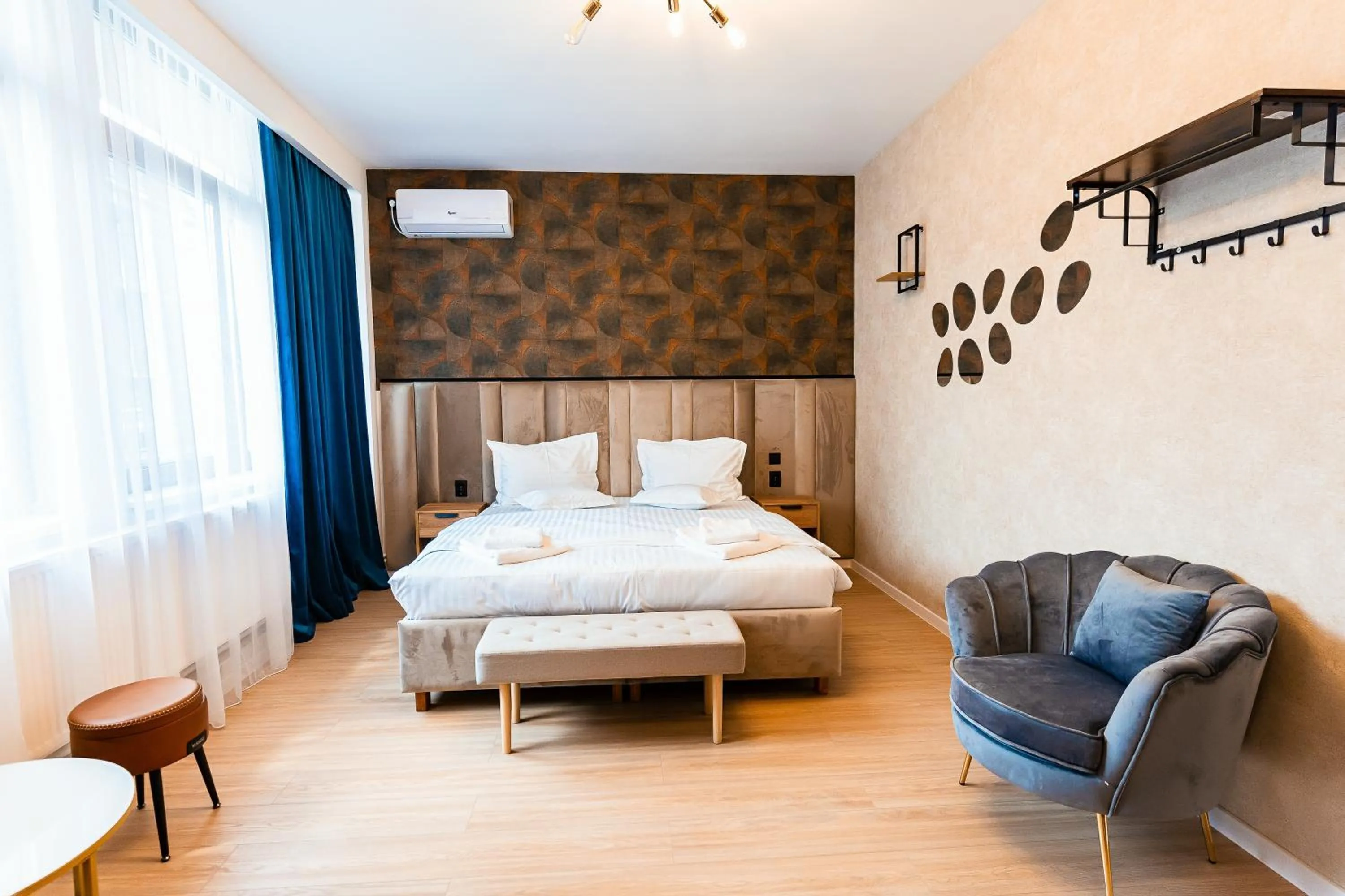 Photo of the whole room, Bed in Central Rooms