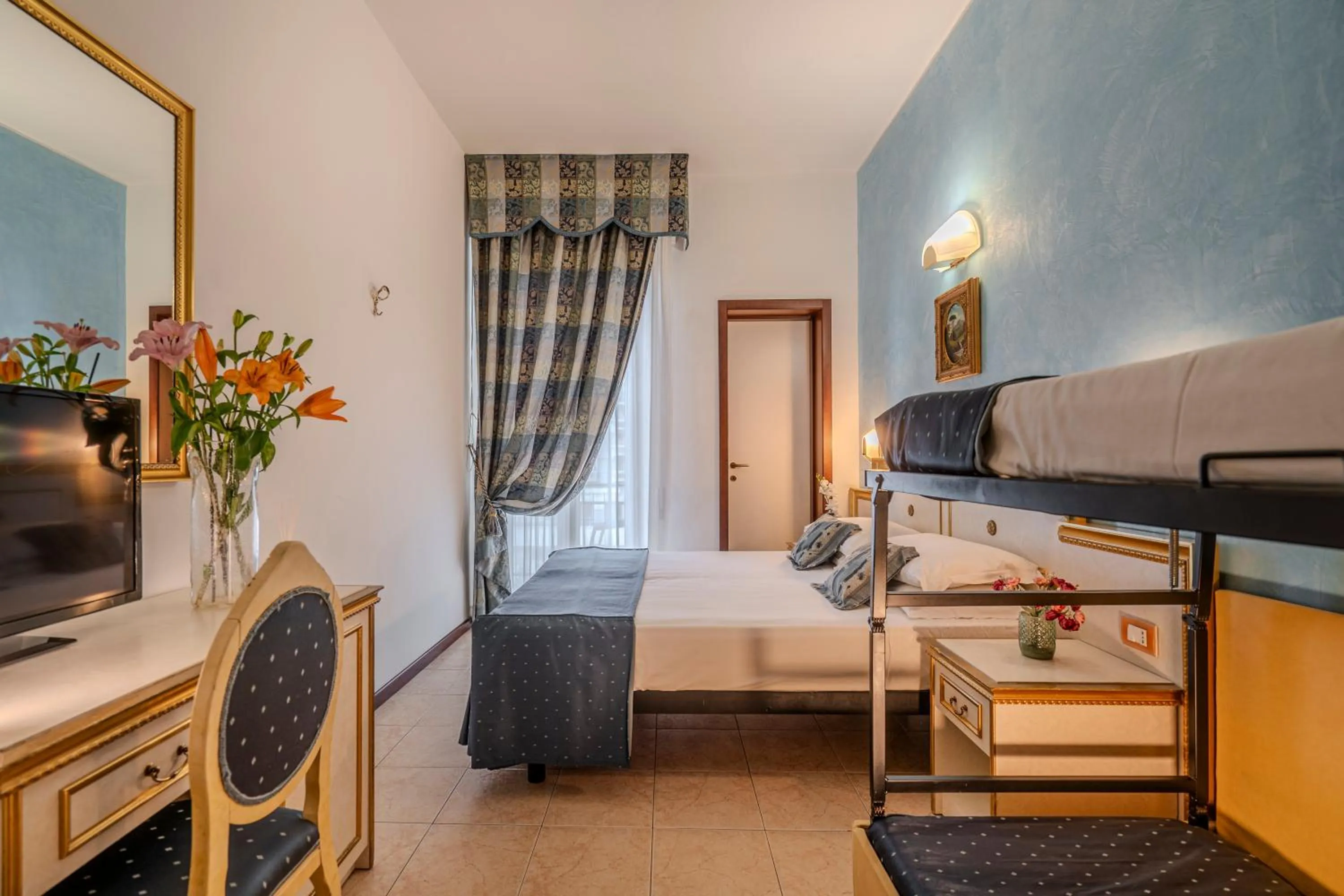 Photo of the whole room, Bed in Hotel King