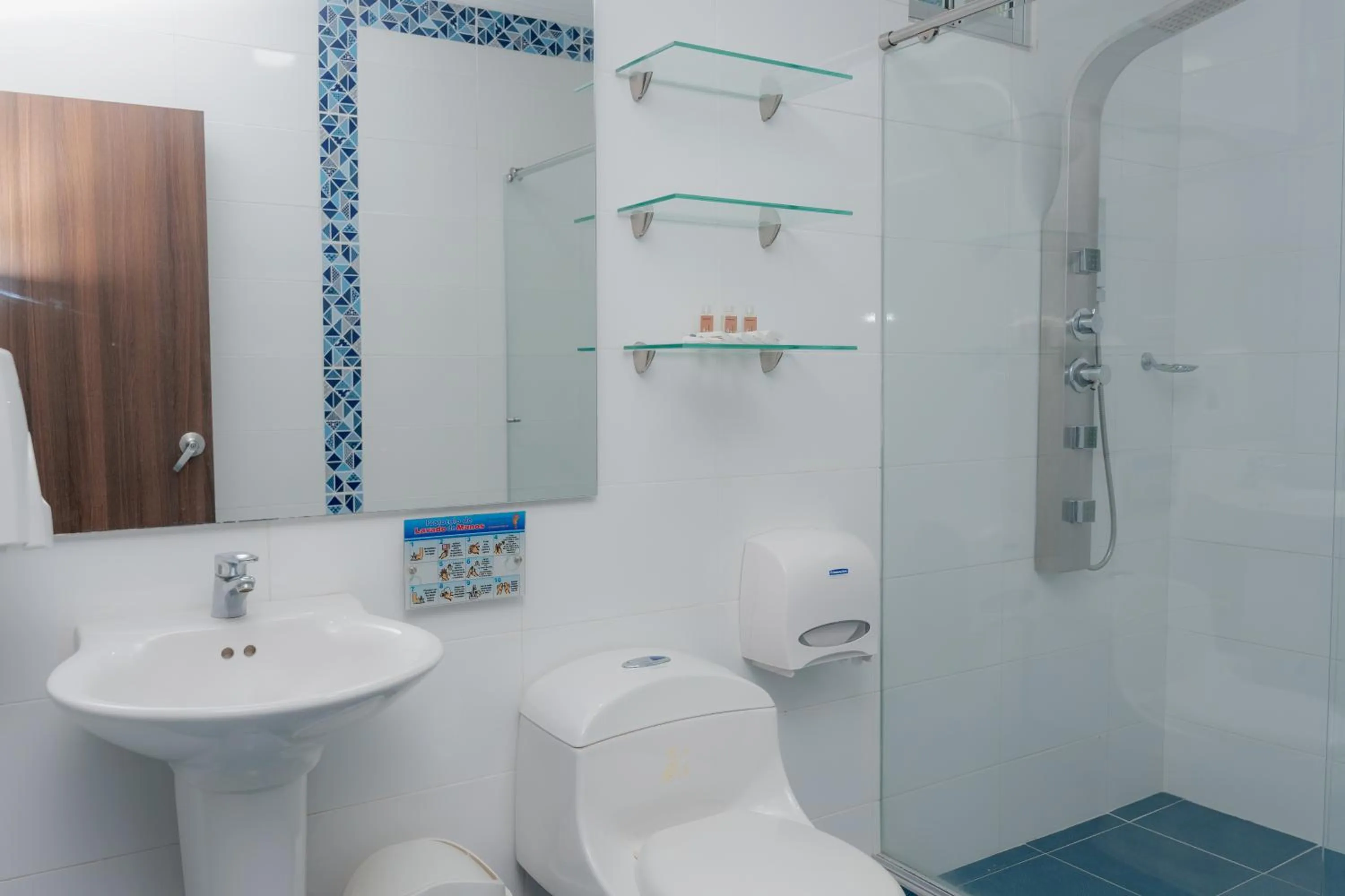 Shower in Hotel Aguamarina