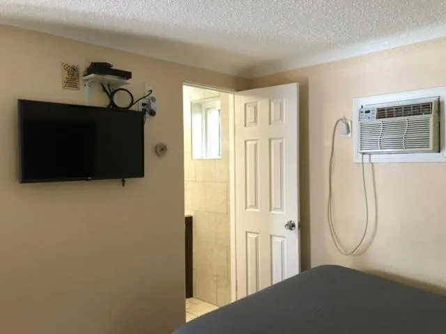 Bed in Gratiot View Motel