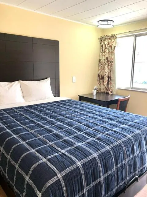 Bed in Gratiot View Motel