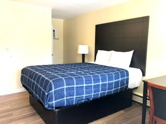 Bed in Gratiot View Motel