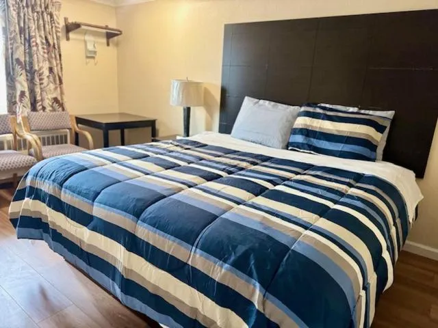 Bed in Gratiot View Motel