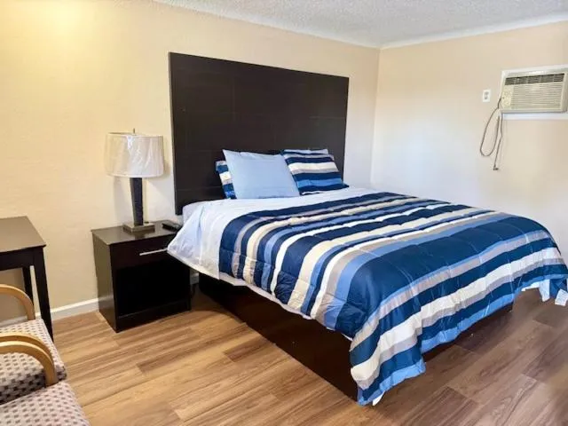 Bed in Gratiot View Motel