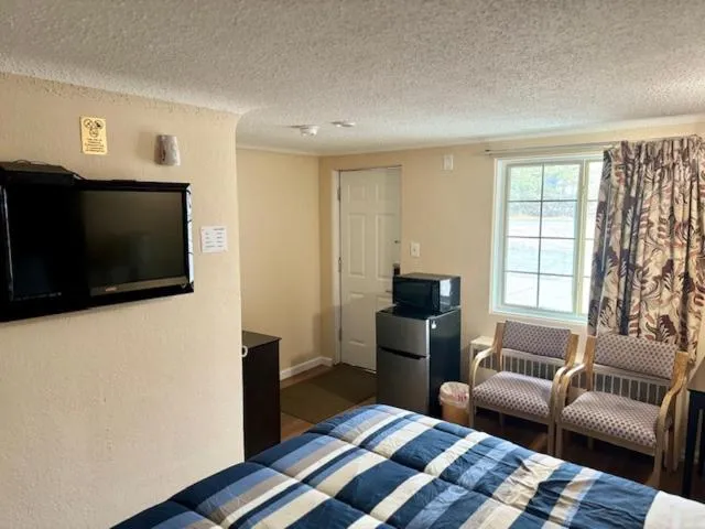 Bed in Gratiot View Motel