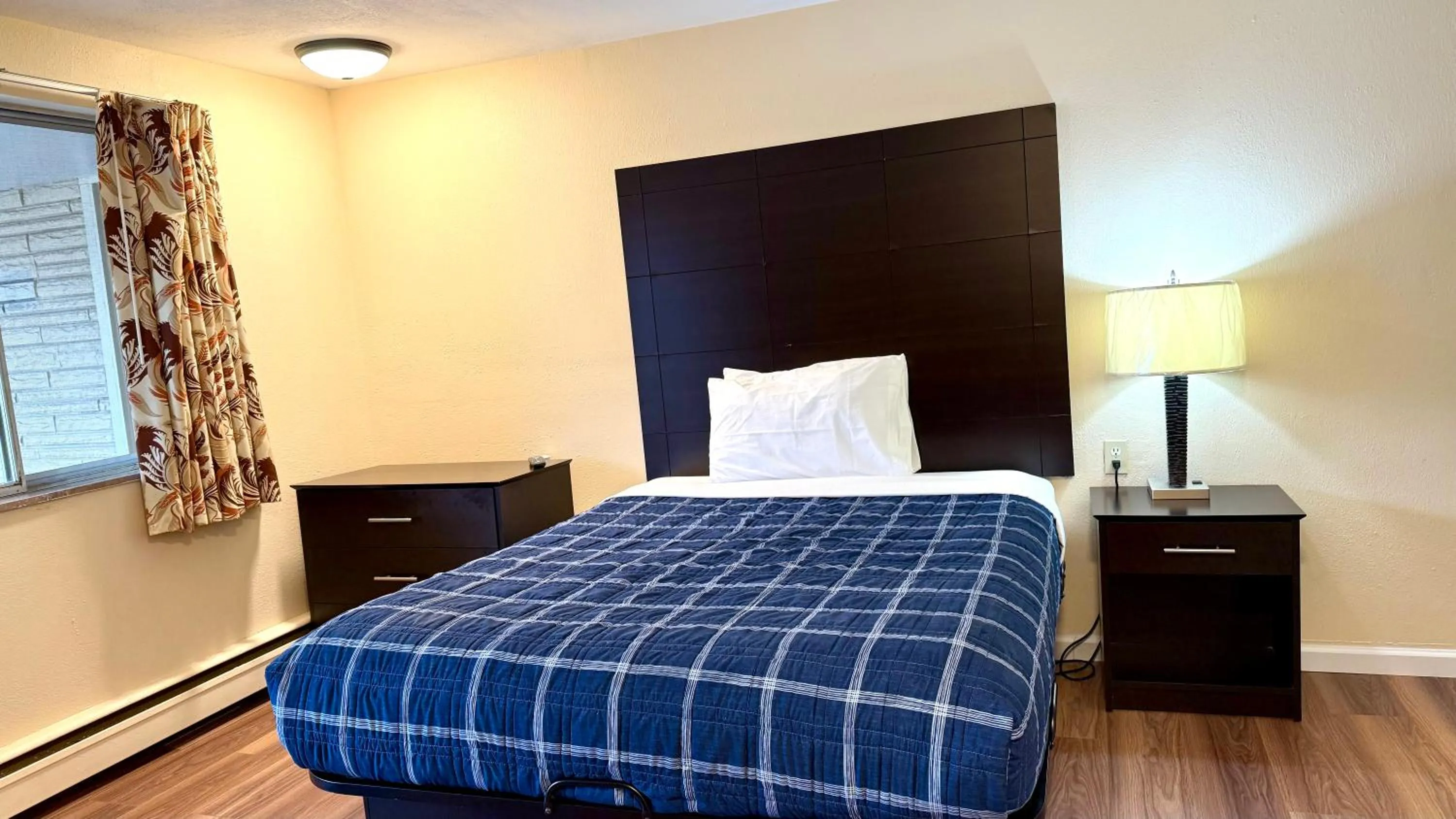 Bed in Gratiot View Motel