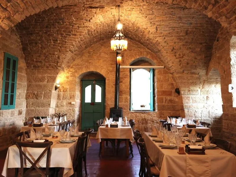 Restaurant/places to eat in Deir Al Oumara