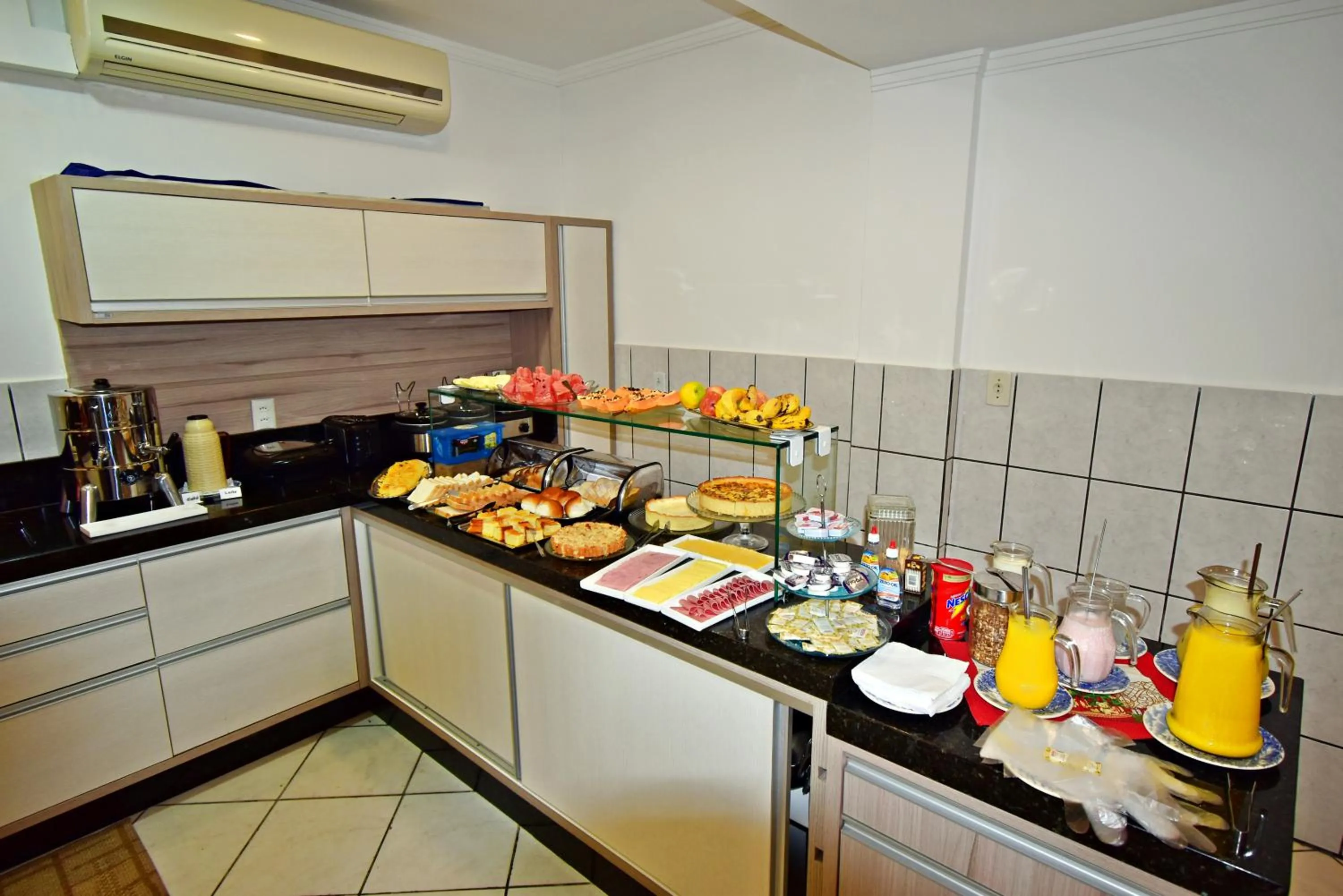 Food and drinks in Pousada Enseada dos Golfinhos