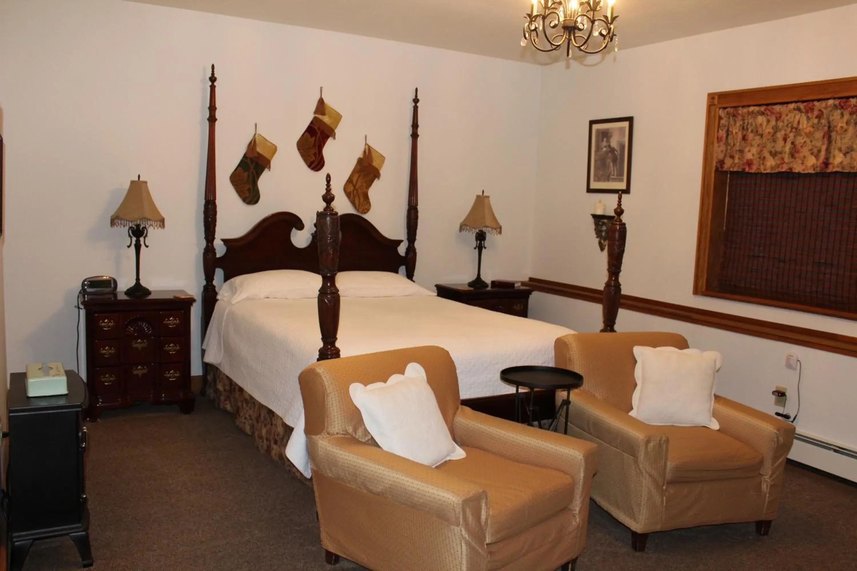 Deluxe Queen Room in Maria's Creekside B&B Deluxe Queen Room in Maria's Creekside B&B