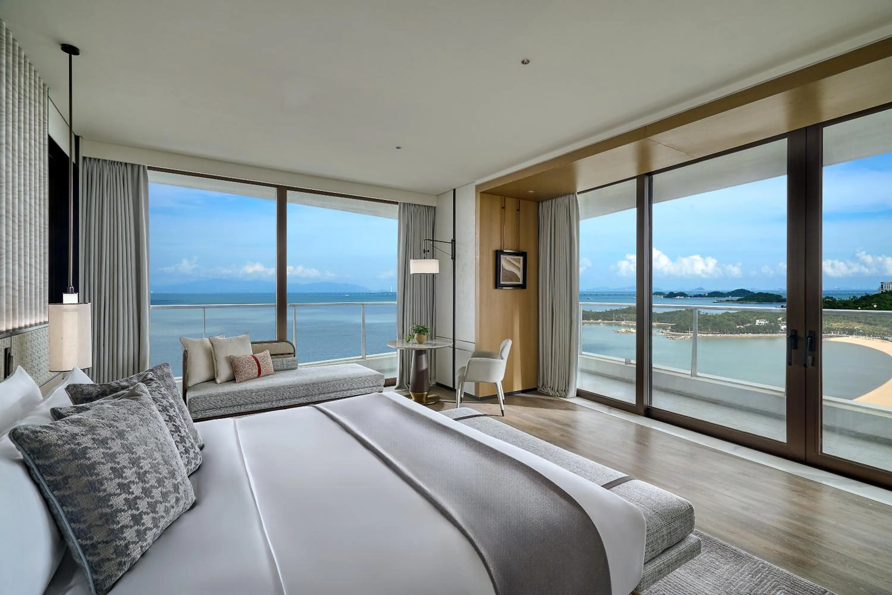 Bedroom, Bed in Grand Ocean View Hotel Zhuhai