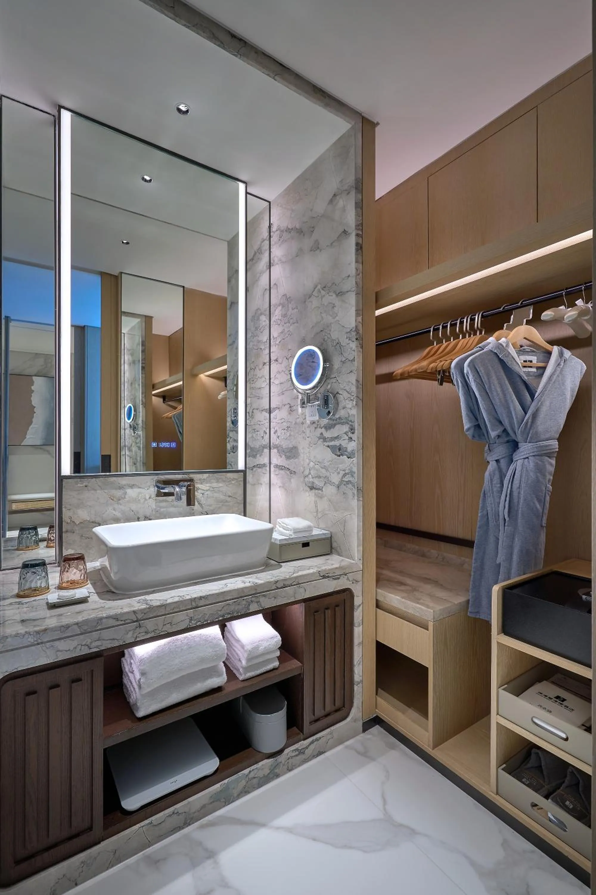 wardrobe in Grand Ocean View Hotel Zhuhai