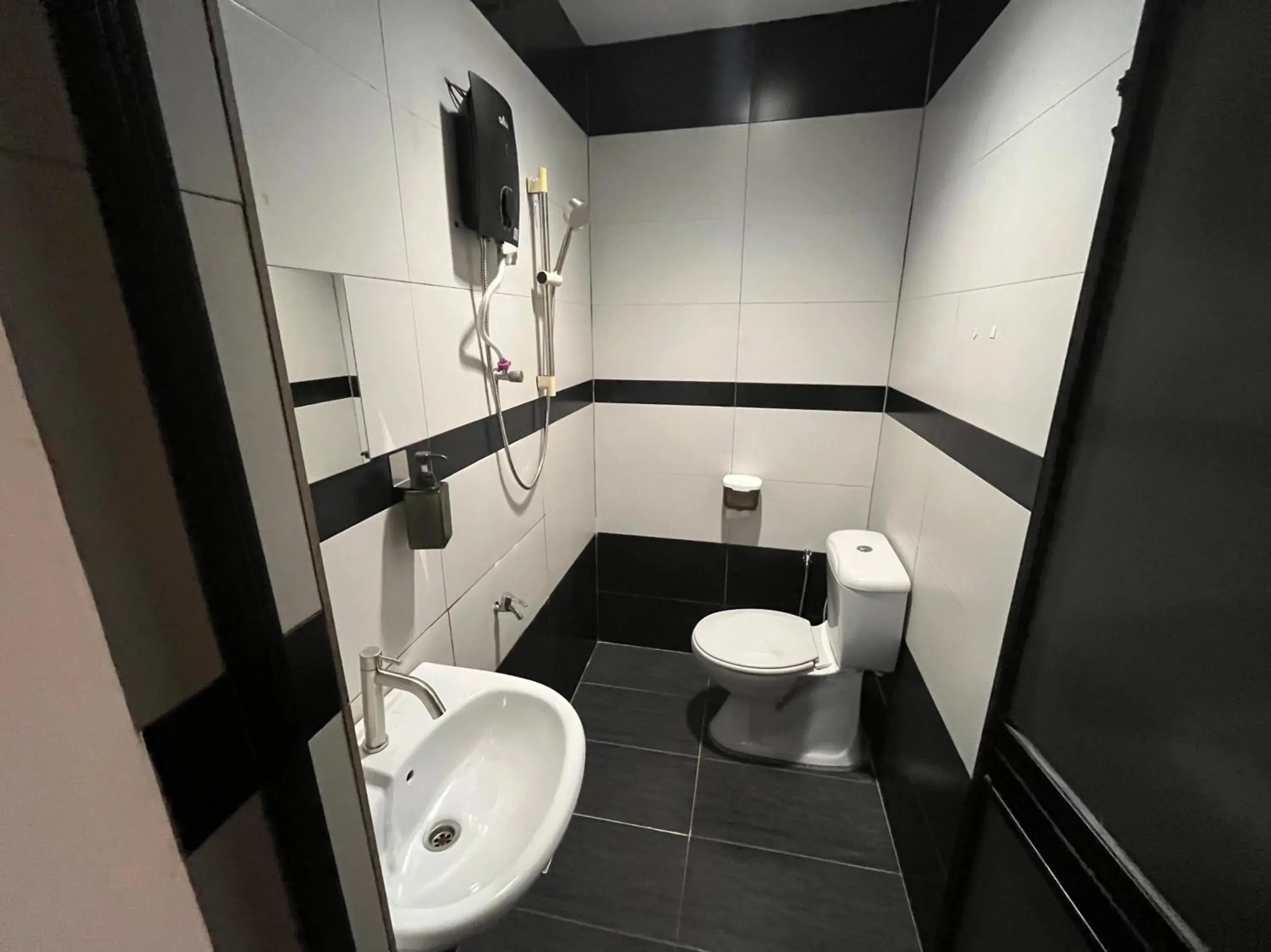 Bathroom in Hotel O Tampoi Sojourn Bathroom in Hotel O Tampoi Sojourn