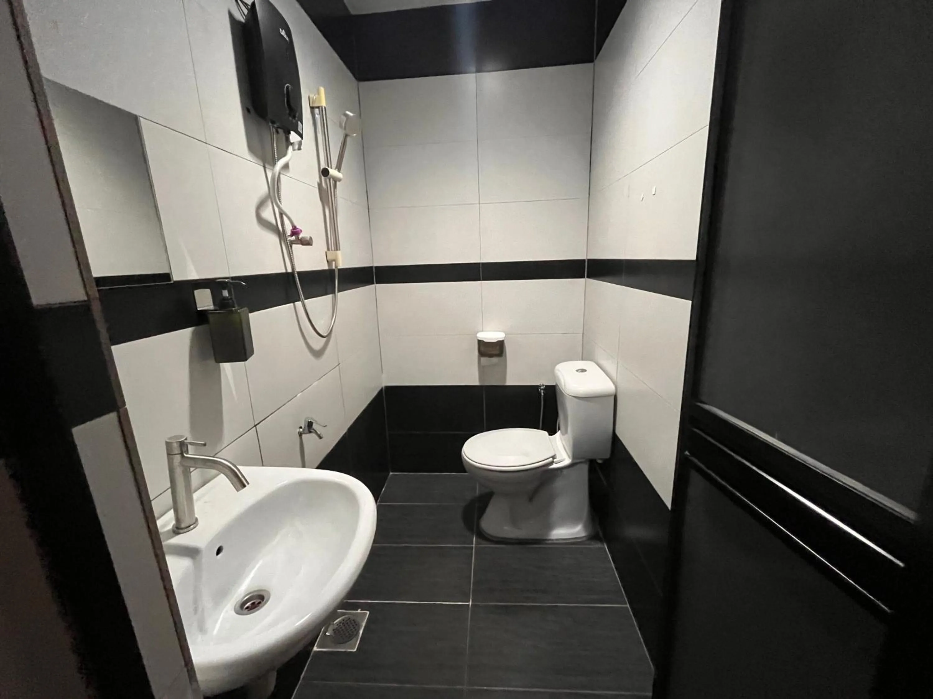 Bathroom in Hotel O Tampoi Sojourn