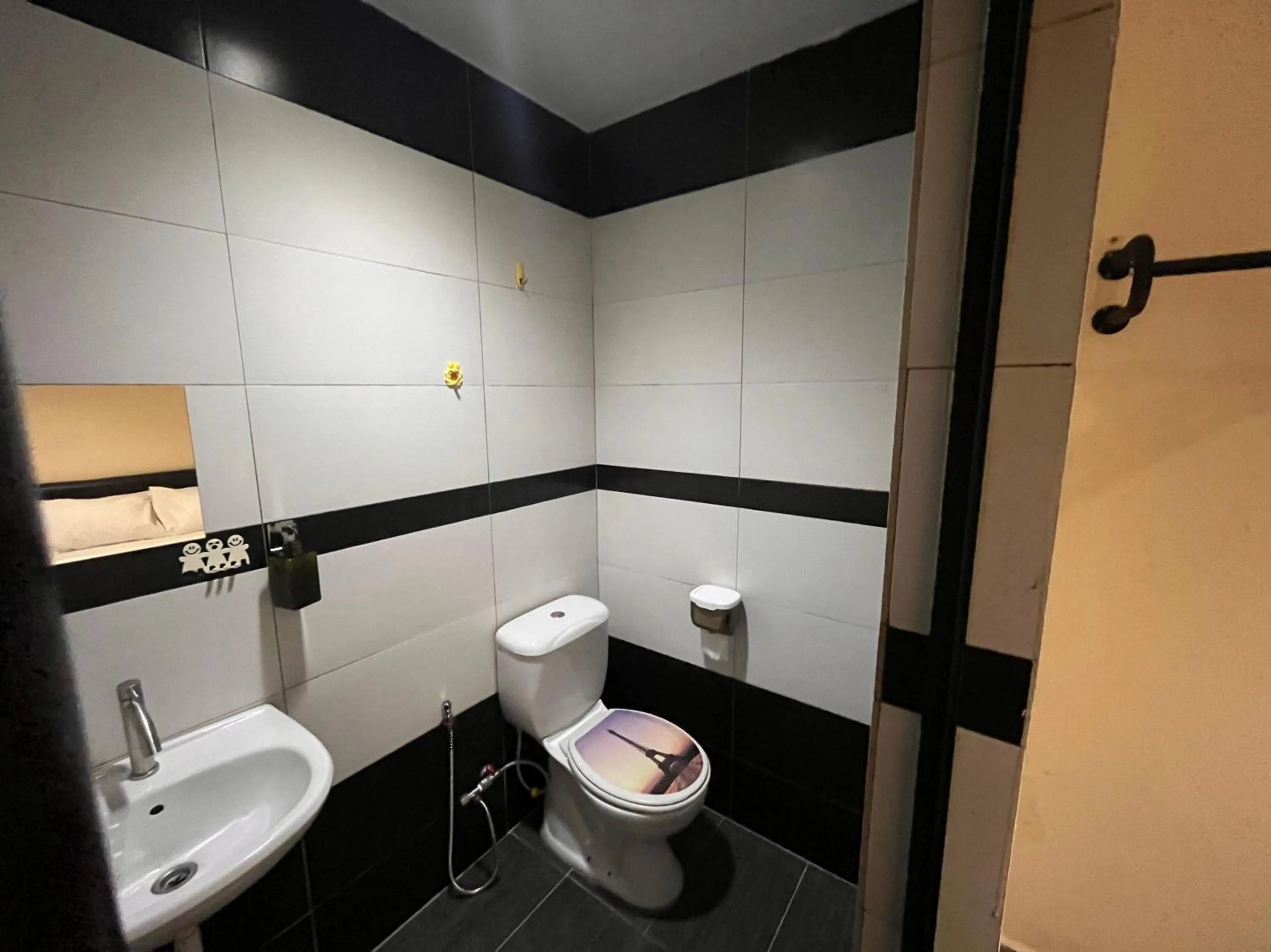 Bathroom in Hotel O Tampoi Sojourn