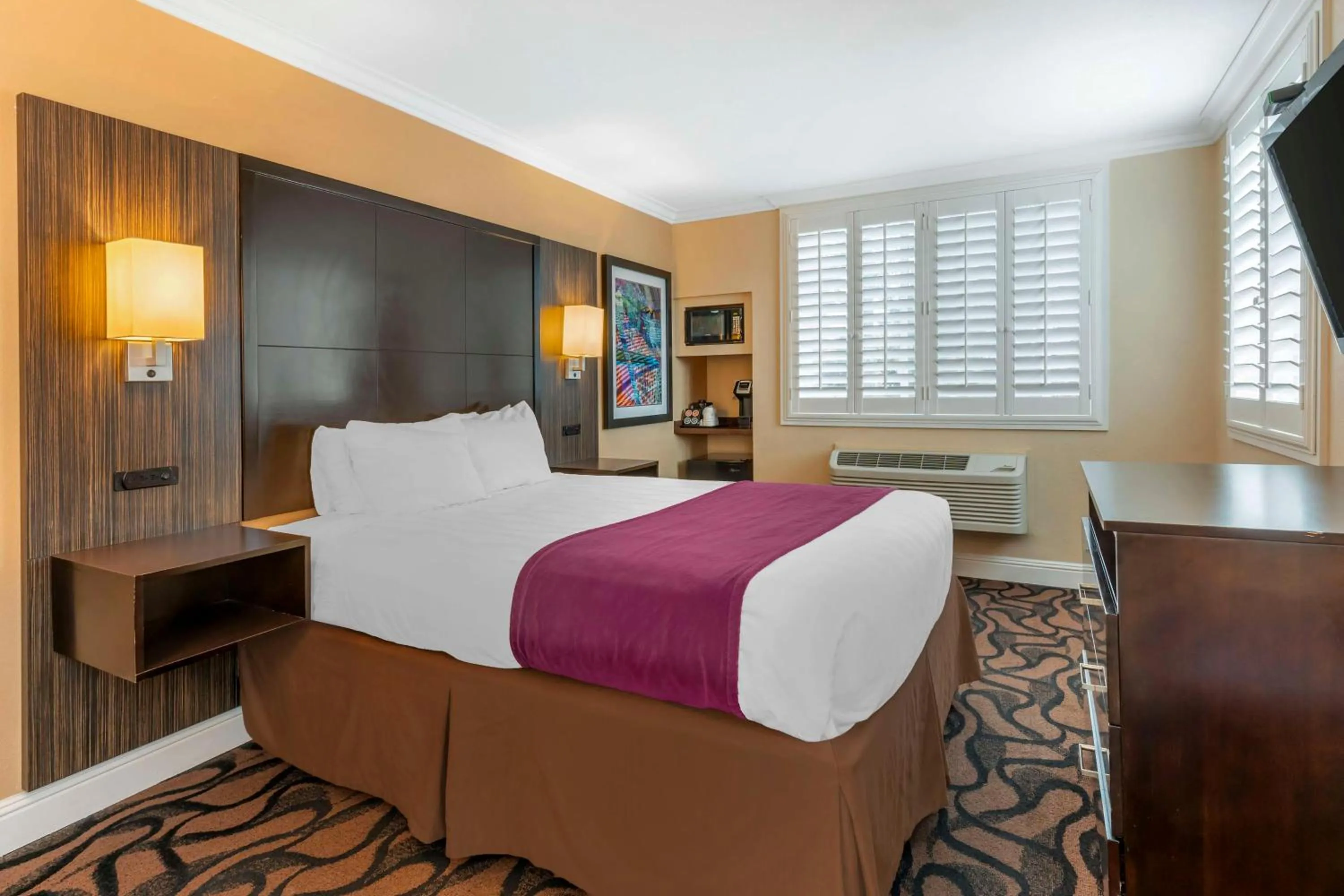 Bedroom, Bed in Best Western Plus Airport Plaza