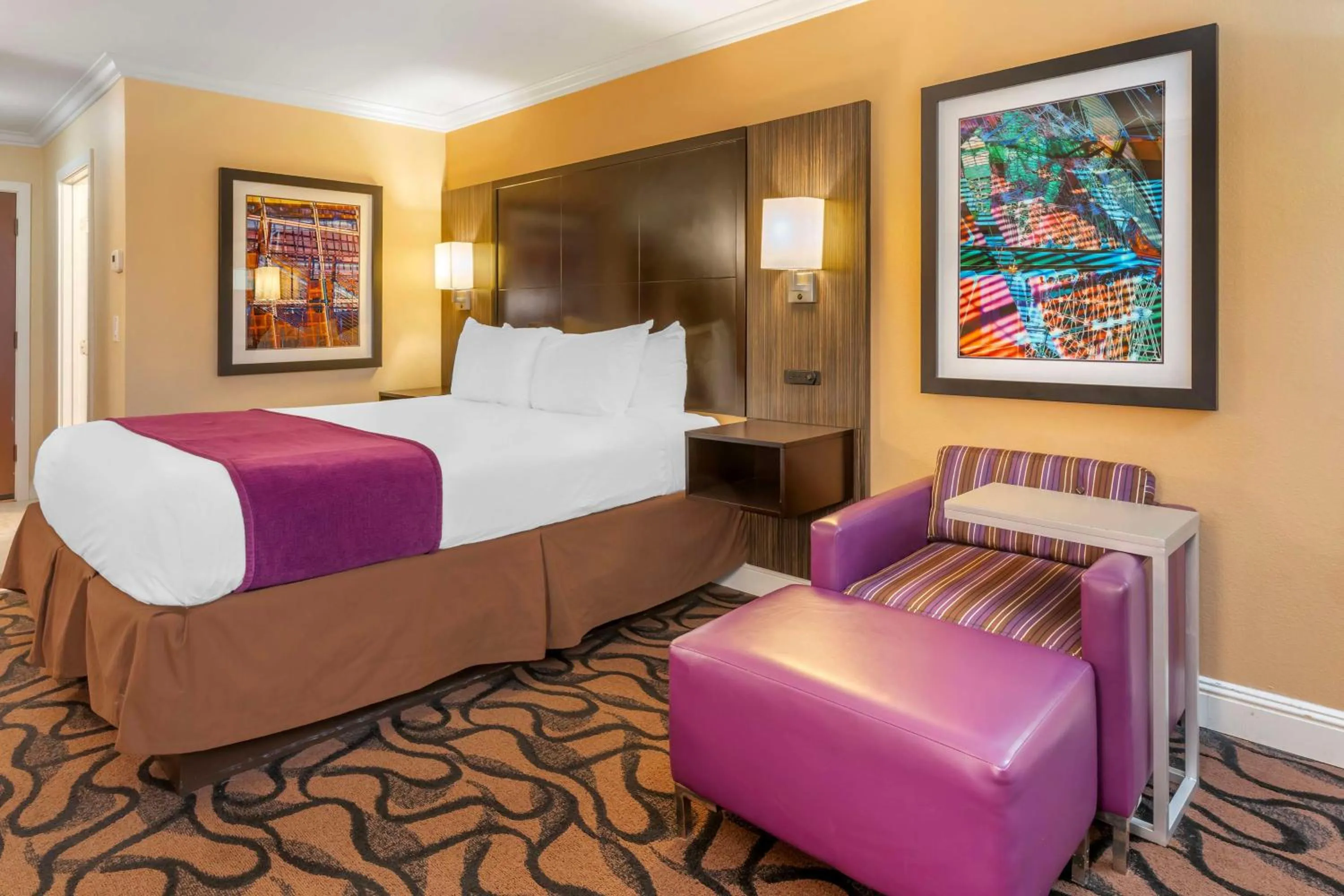 Bedroom, Bed in Best Western Plus Airport Plaza