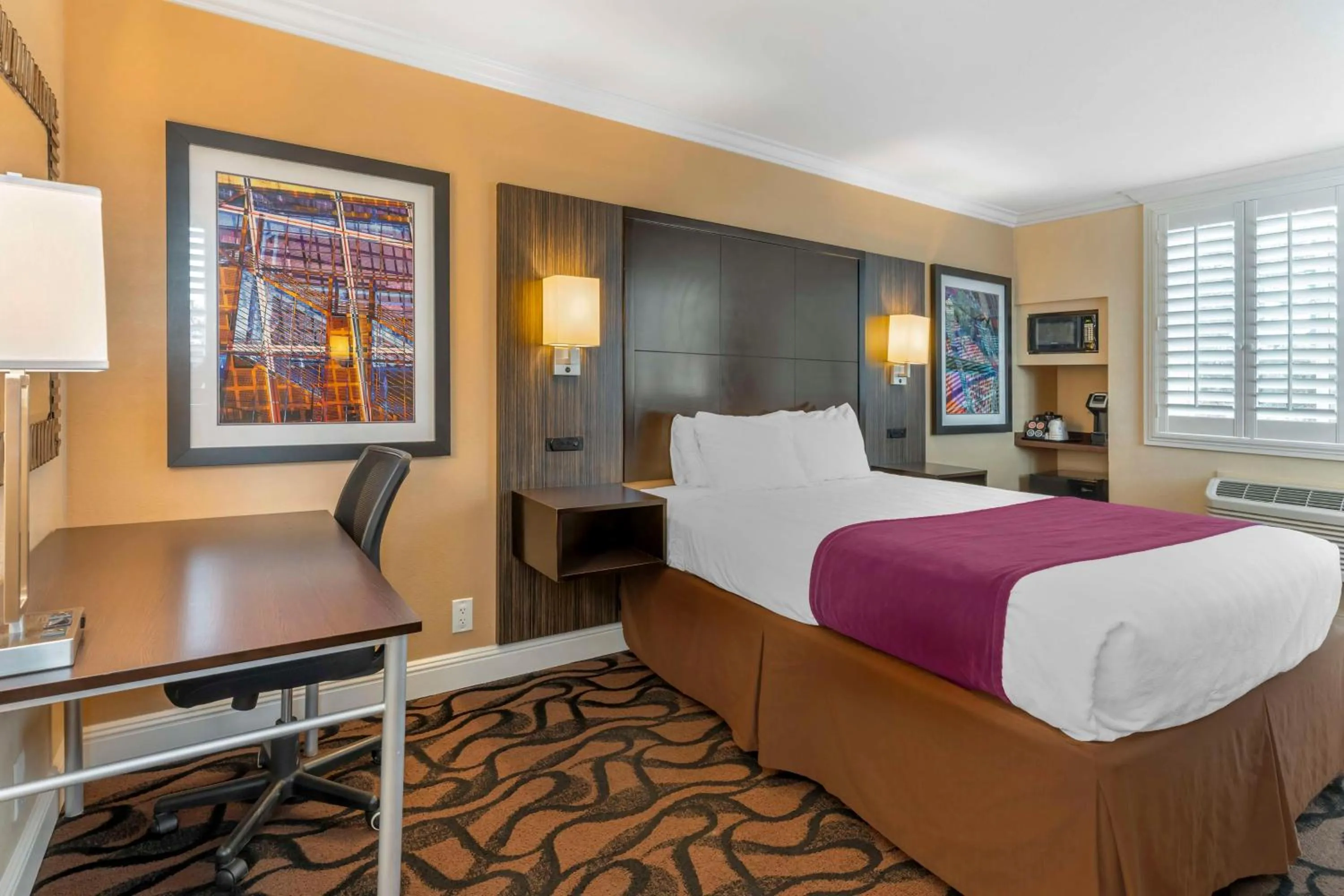 Bedroom, Bed in Best Western Plus Airport Plaza