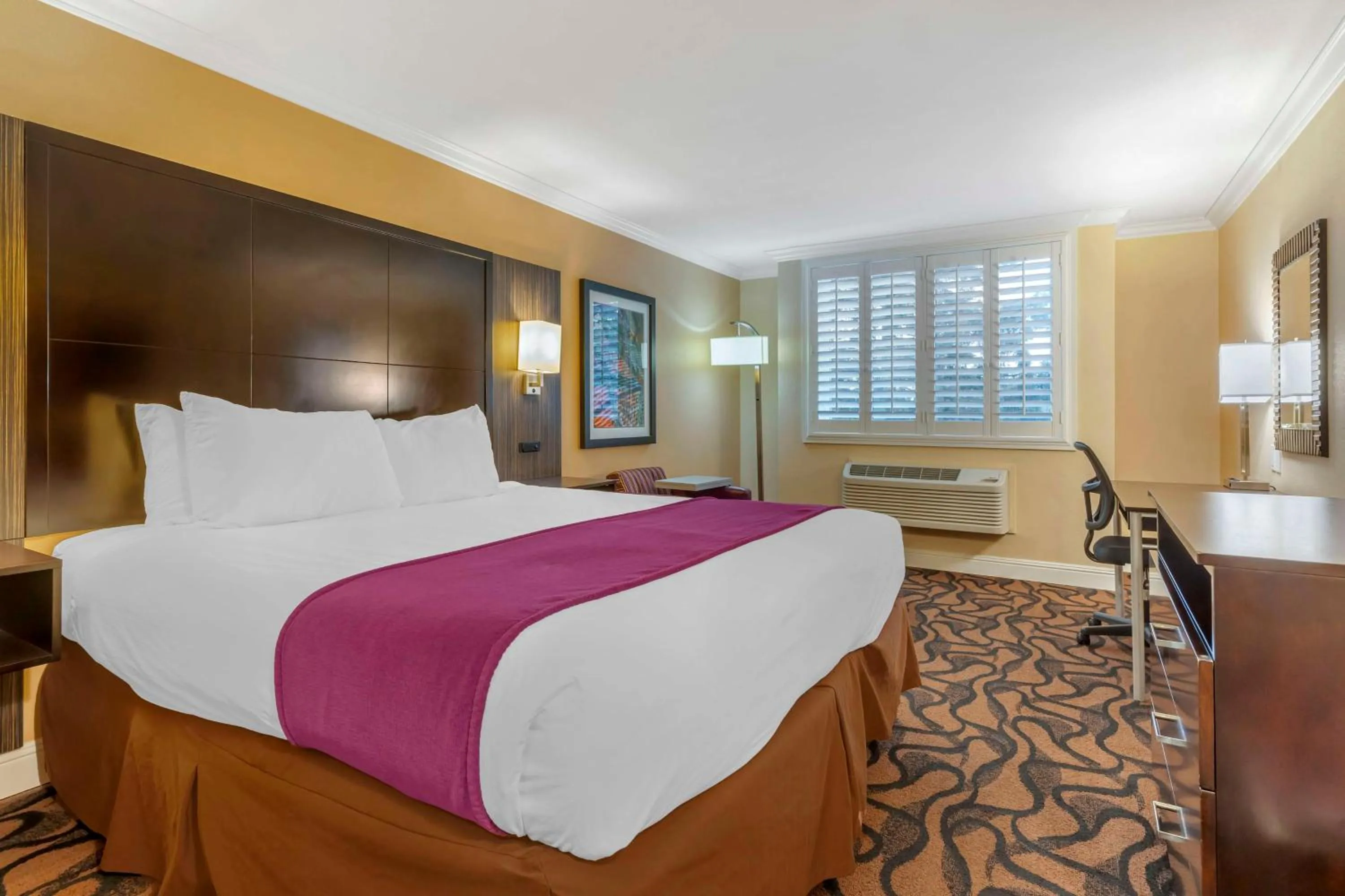 Bedroom, Bed in Best Western Plus Airport Plaza