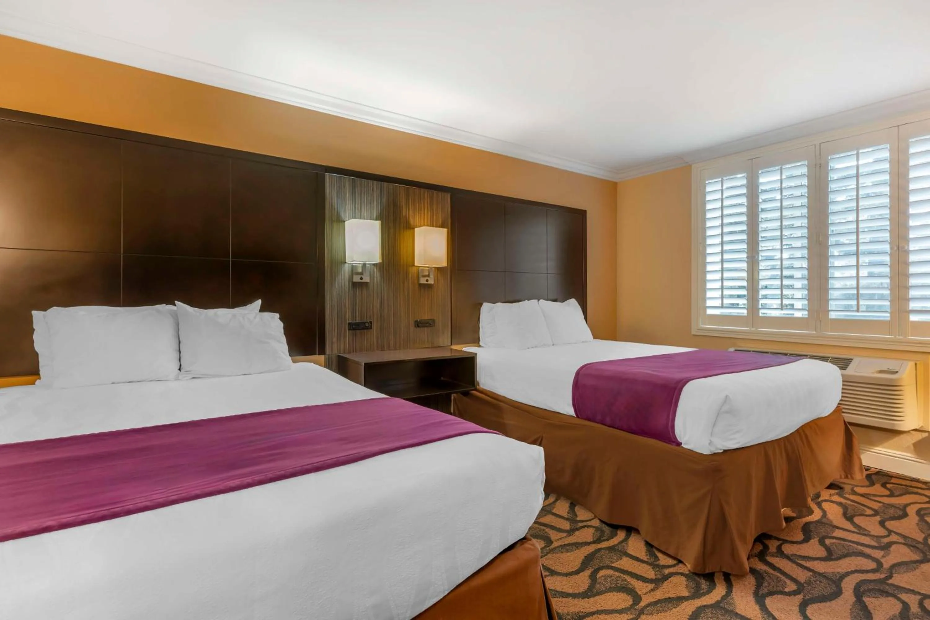 Bedroom, Bed in Best Western Plus Airport Plaza
