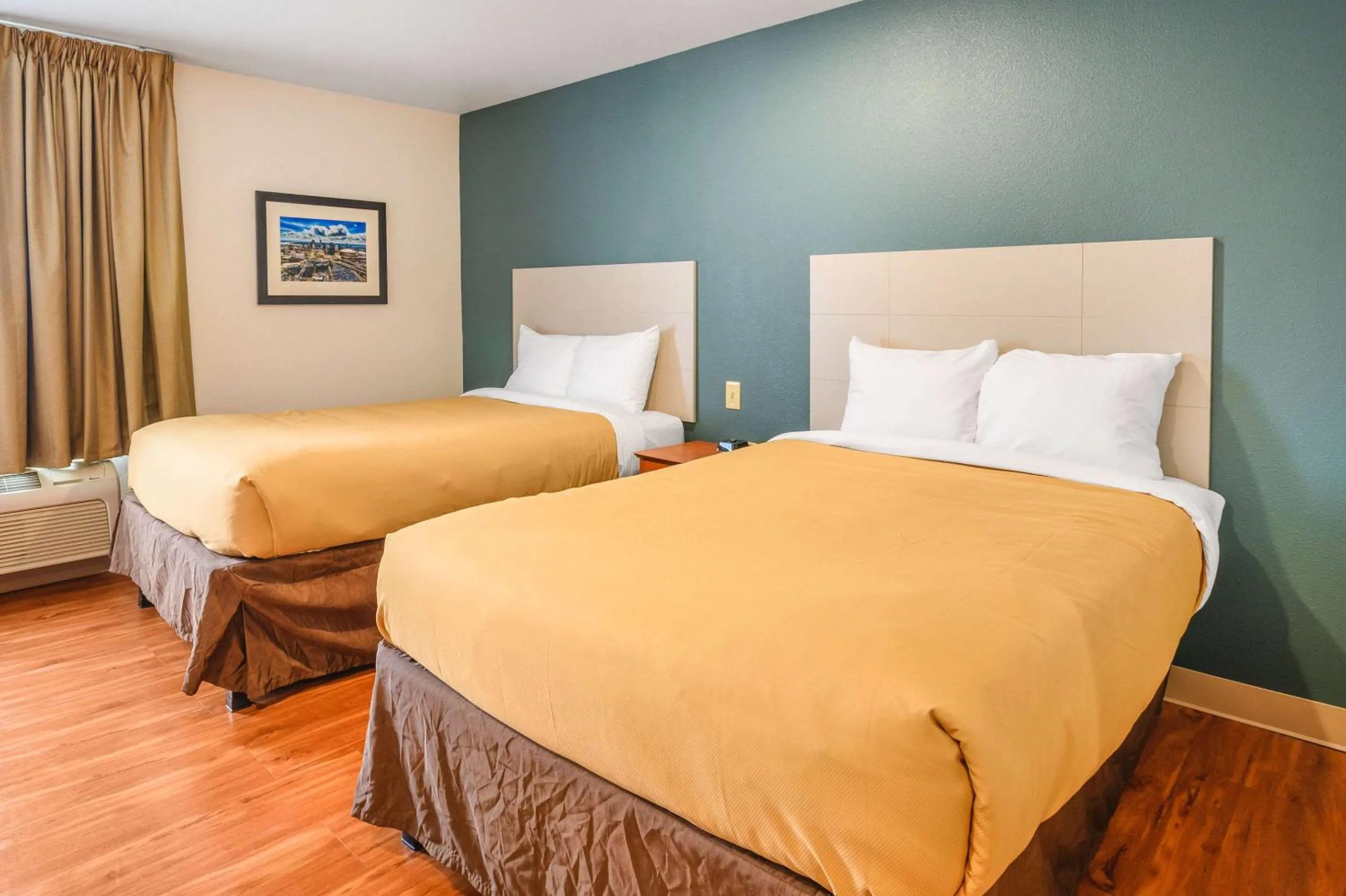 Photo of the whole room, Bed in Suburban Studios Hammond