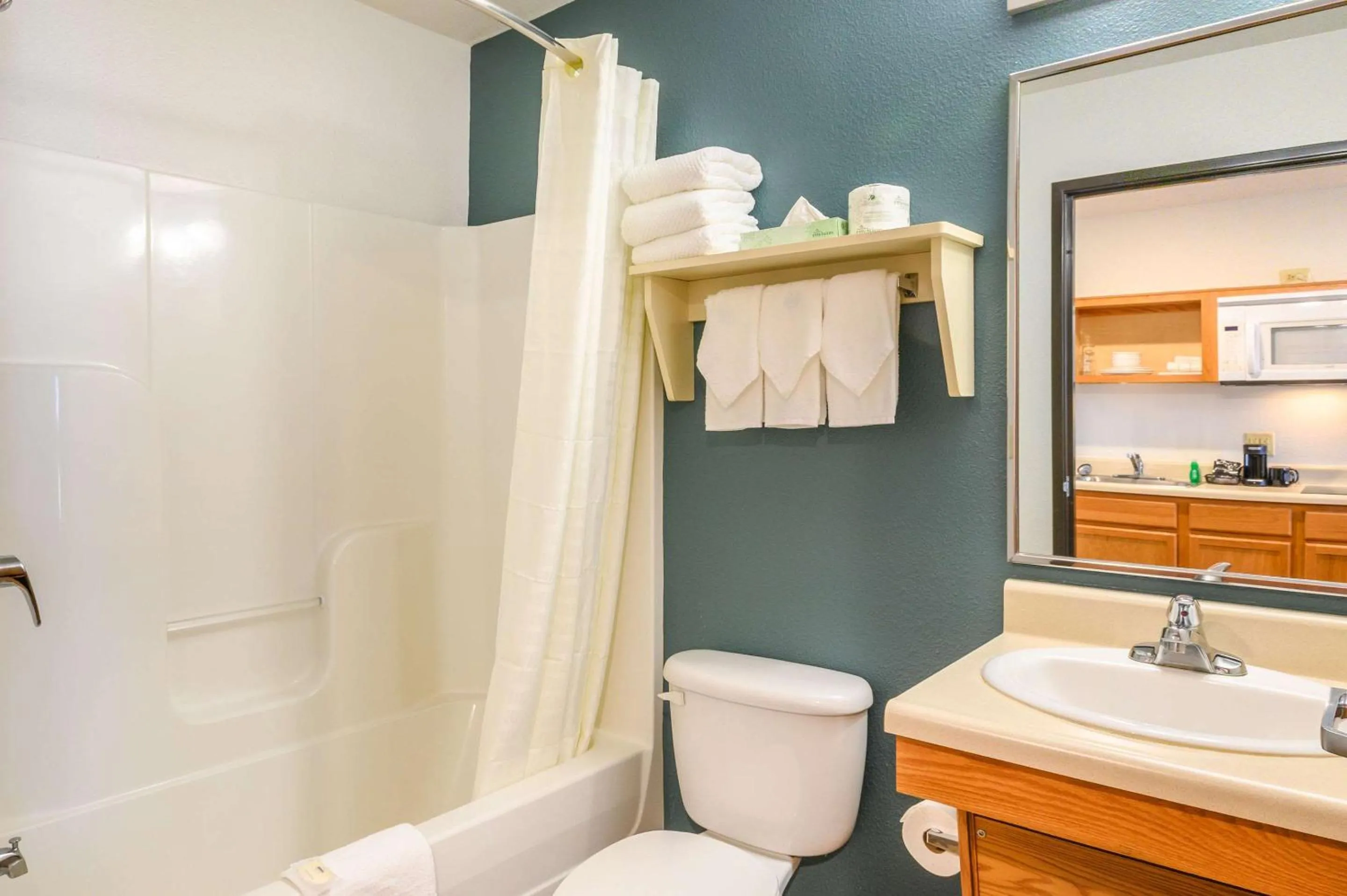 Bathroom in Suburban Studios Hammond